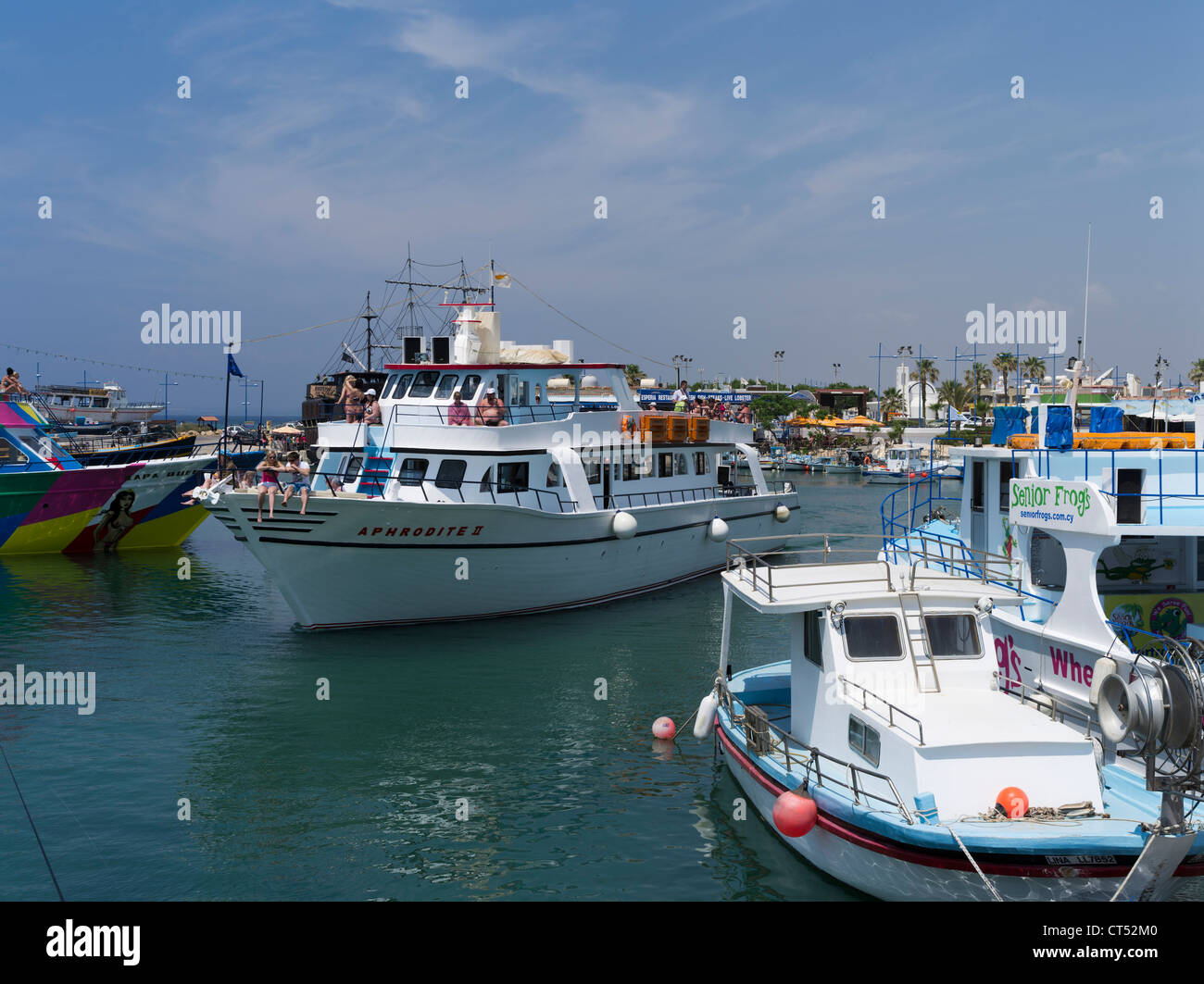 DH Liminaki puerto AYIA NAPA CHIPRE SUR Fiesta turística crucero de placer barco salir de la gente del puerto Foto de stock