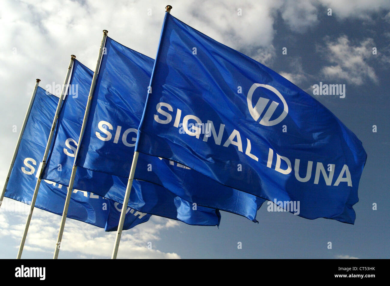 Banderas de la Signal Iduna en el viento Foto de stock