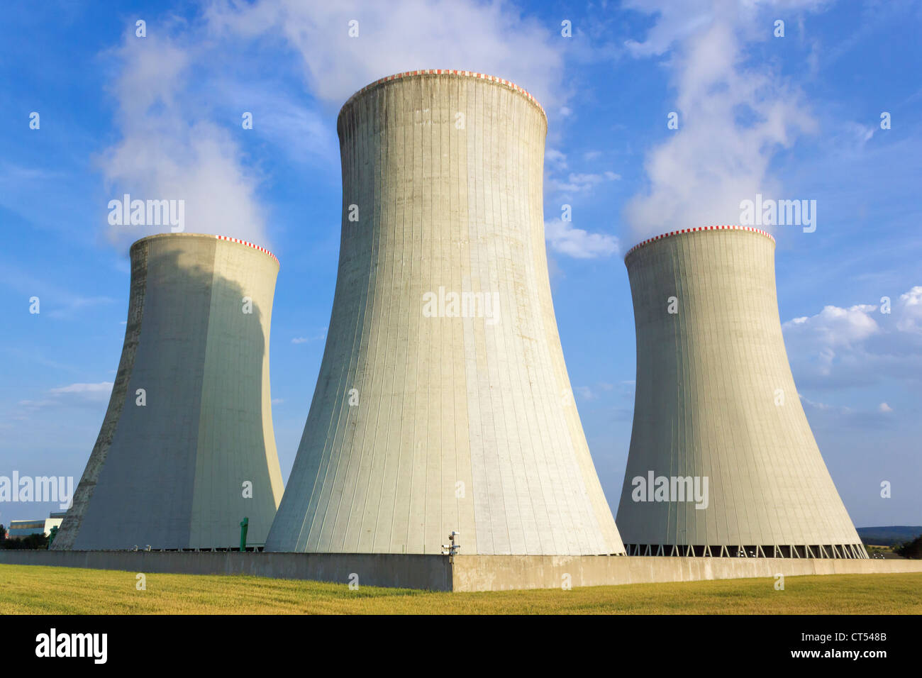 La planta de energía nuclear Foto de stock