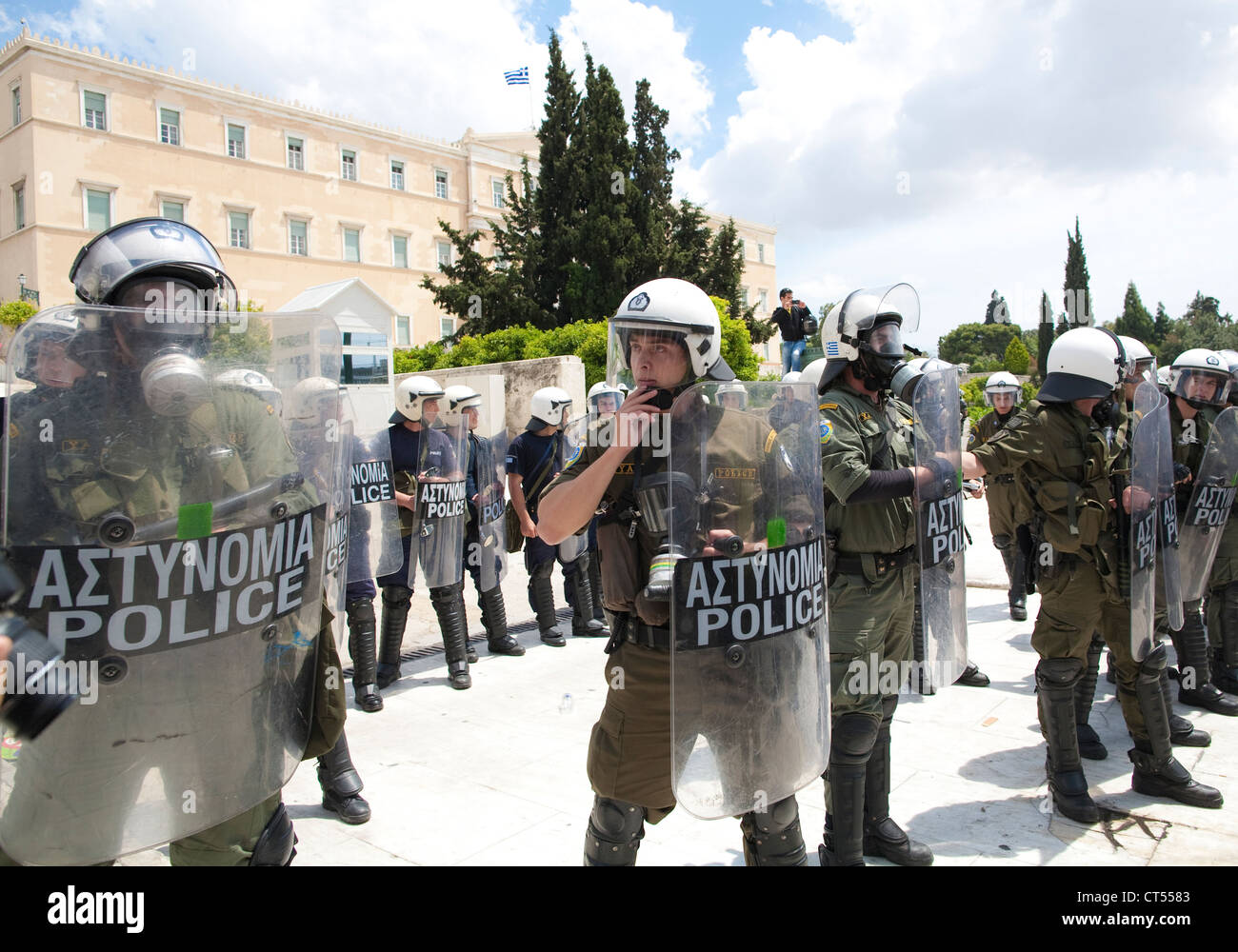La policía antidisturbios griega custodiando el edificio del Parlamento en la Plaza Syntagma, de Atenas, Grecia. Foto de stock