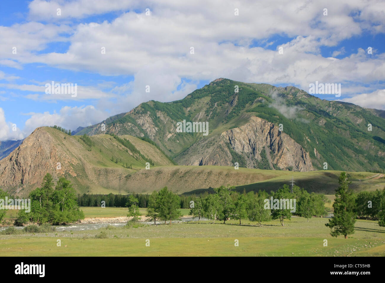 A lo largo de escenas de la naturaleza prístina Chuya river, Altai, Siberia, Rusia Foto de stock