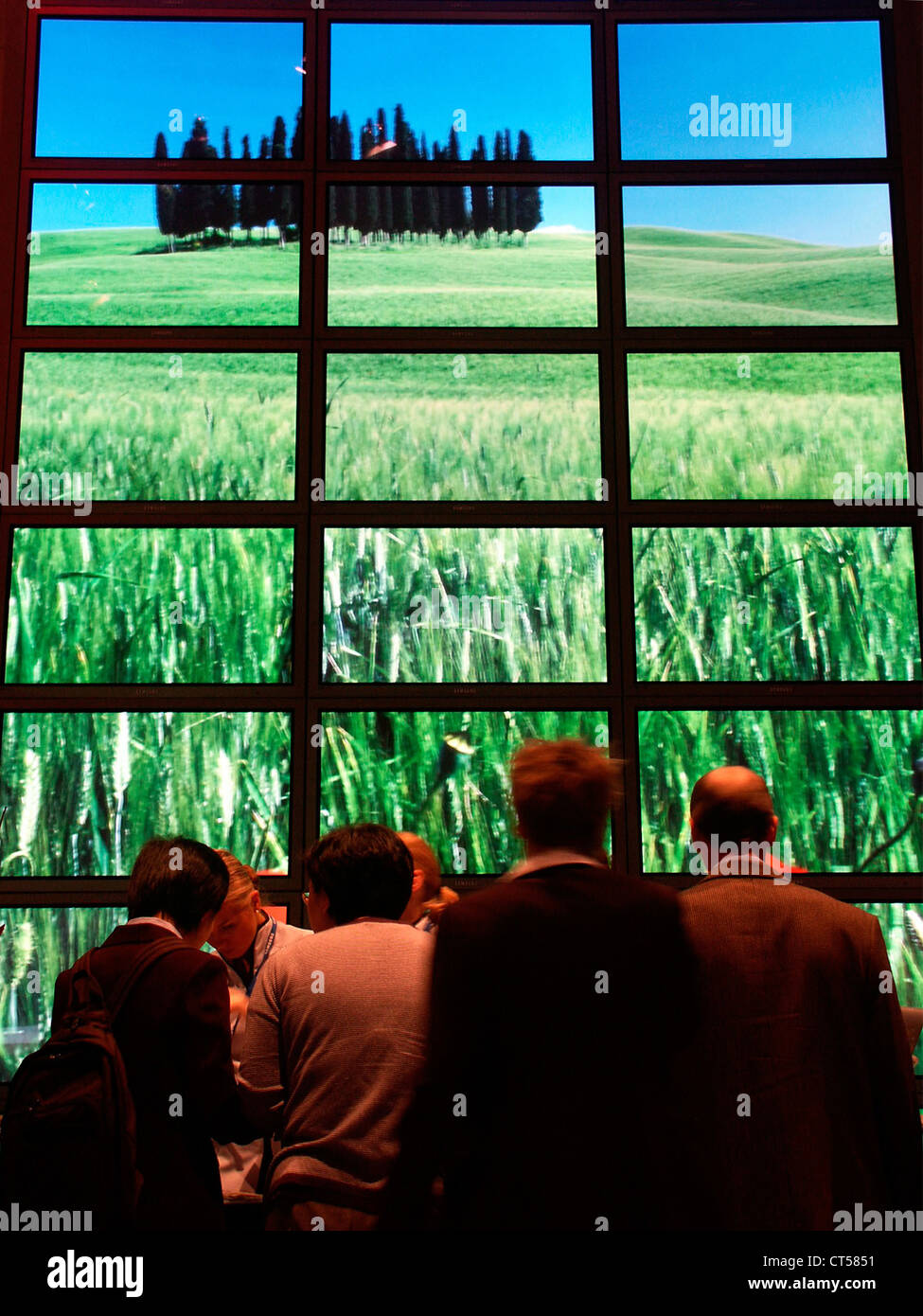 Berlín, la gente en frente de una pantalla grande Foto de stock