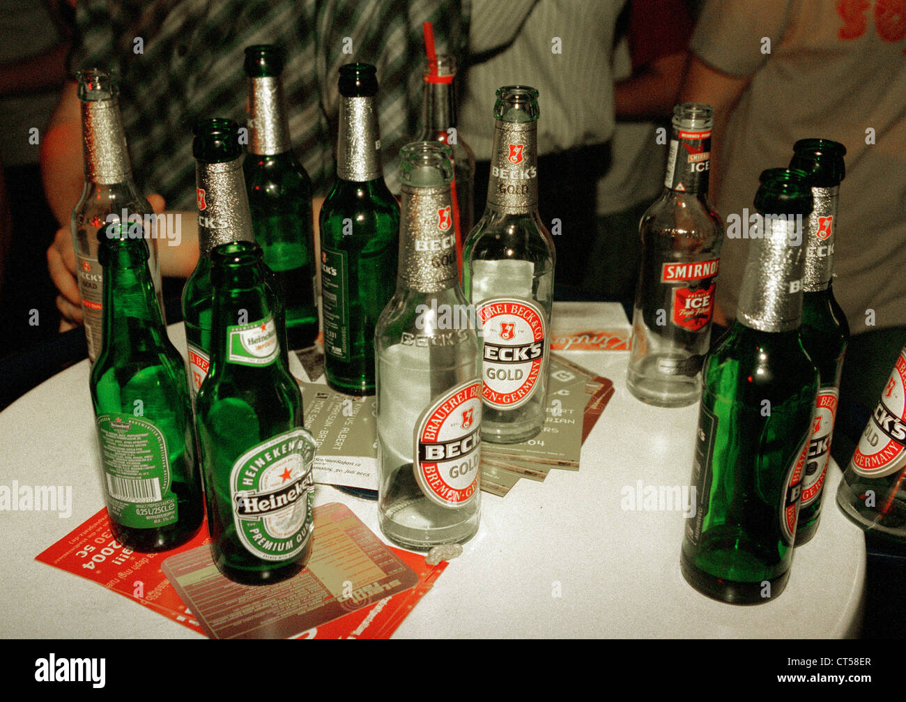 Berlín, las botellas de cerveza vacías en la mesa de un bar Fotografía de  stock - Alamy