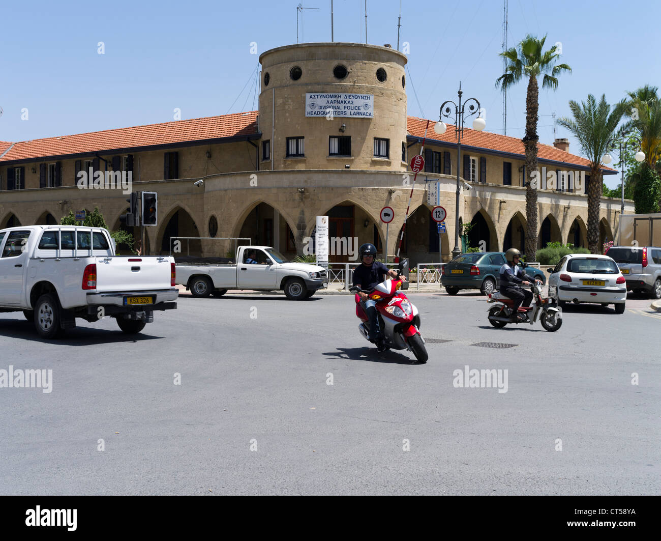 dh Police station Grecia isla LARNACA CHIPRE Motorbike cruce tráfico en frente de la estación de policía Larnaka carretera de motocicletas en la intersección de bicicletas Foto de stock