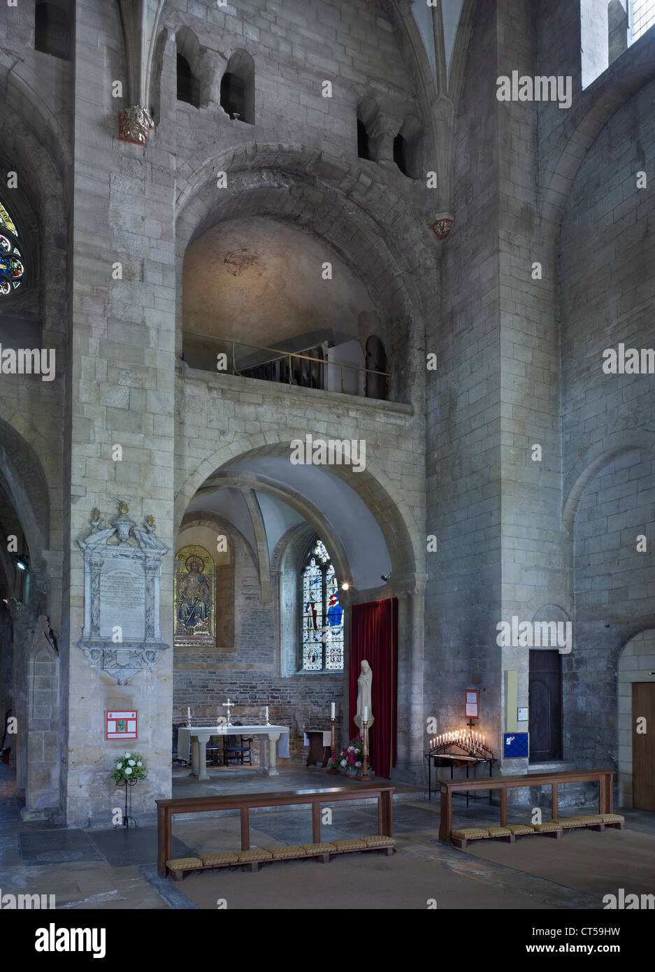 La Abadía de Tewkesbury crucero sur con arcos normandos Foto de stock