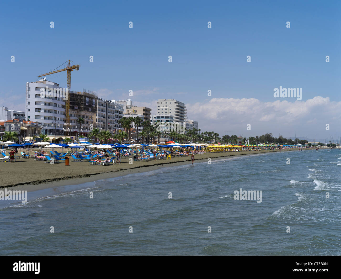 dh Larnaca playa LARNACA CHIPRE Larnaka playa frente al mar Finikoudhes Promenade y hoteles playas isla sur Foto de stock