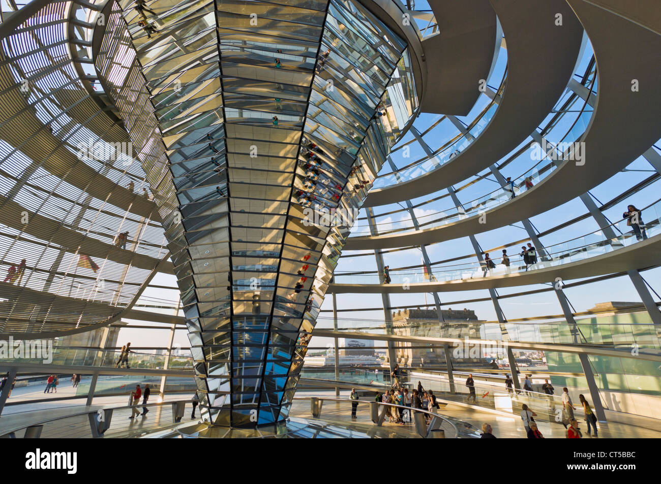 Cúpula de vidrio y espejos en embudo de vidrio central encima de la sala de plenos del edificio del Reichstag Berlin Alemania Europa UE Foto de stock