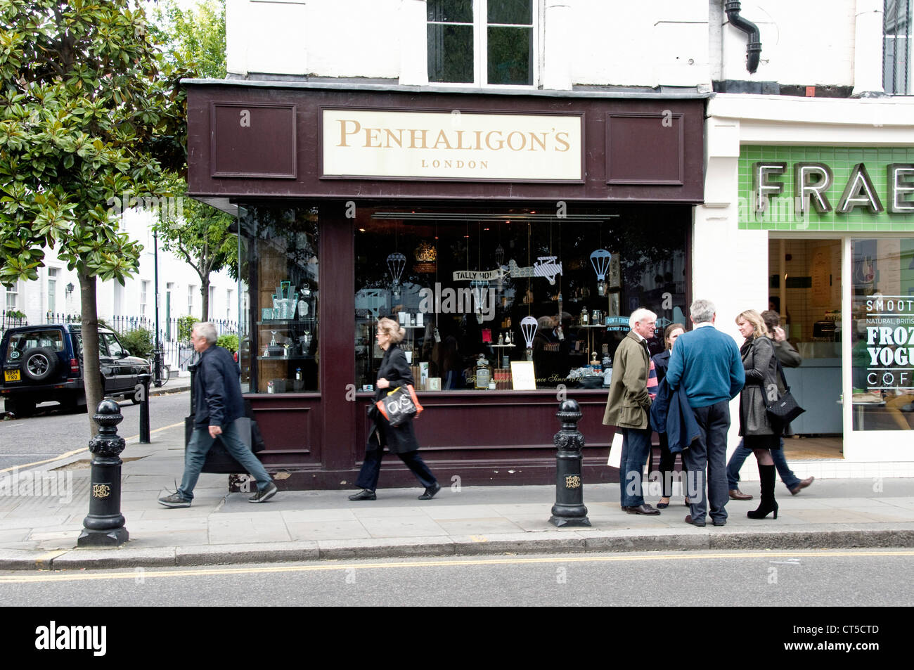 Penhaligon's shop en el King's Road, Chelsea con gente pasando por Londres, Inglaterra Foto de stock