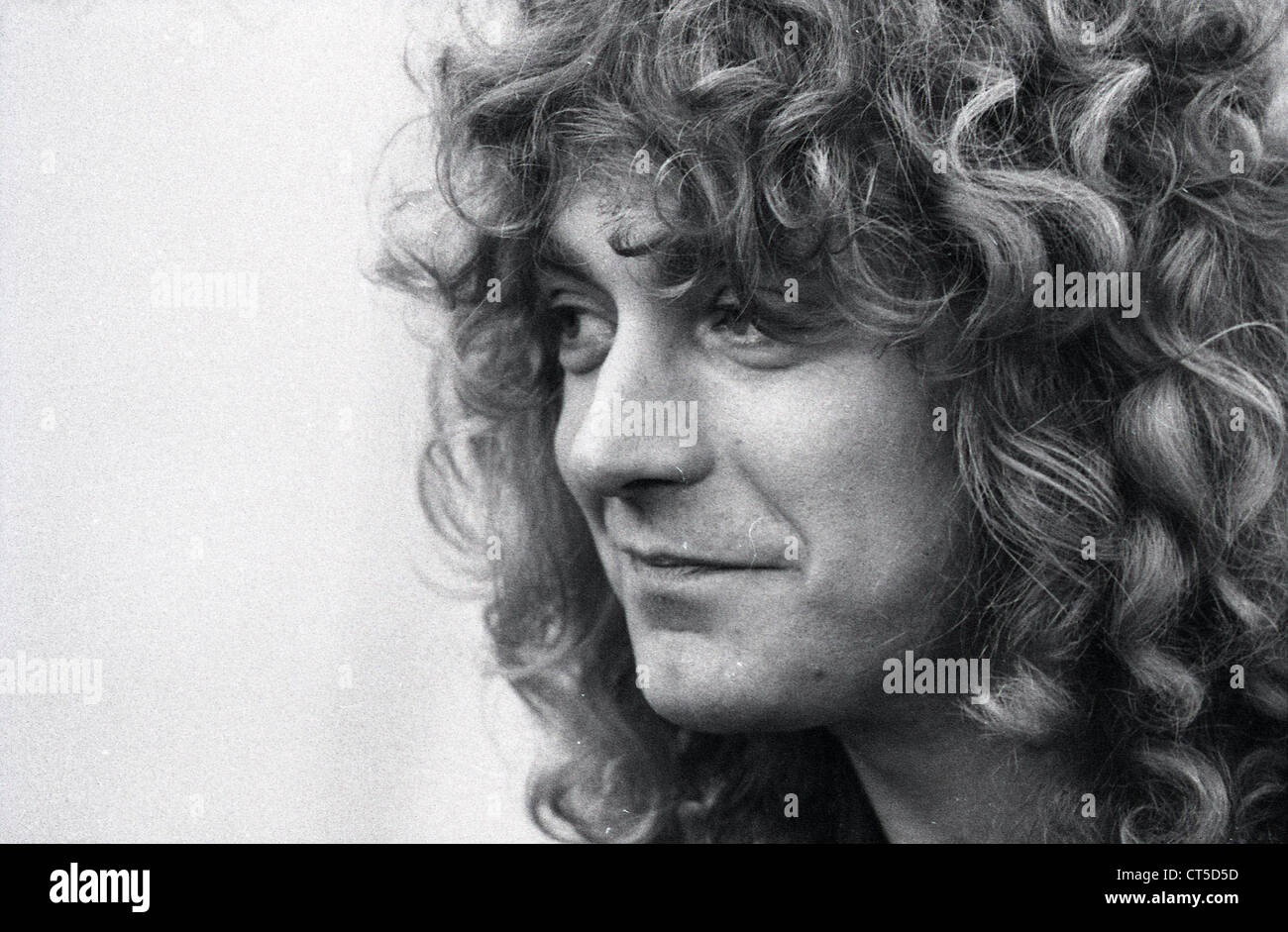 009504 - Robert Plant de Led Zeppelin backstage en el Knebworth Festival en agosto de 1979 Foto de stock
