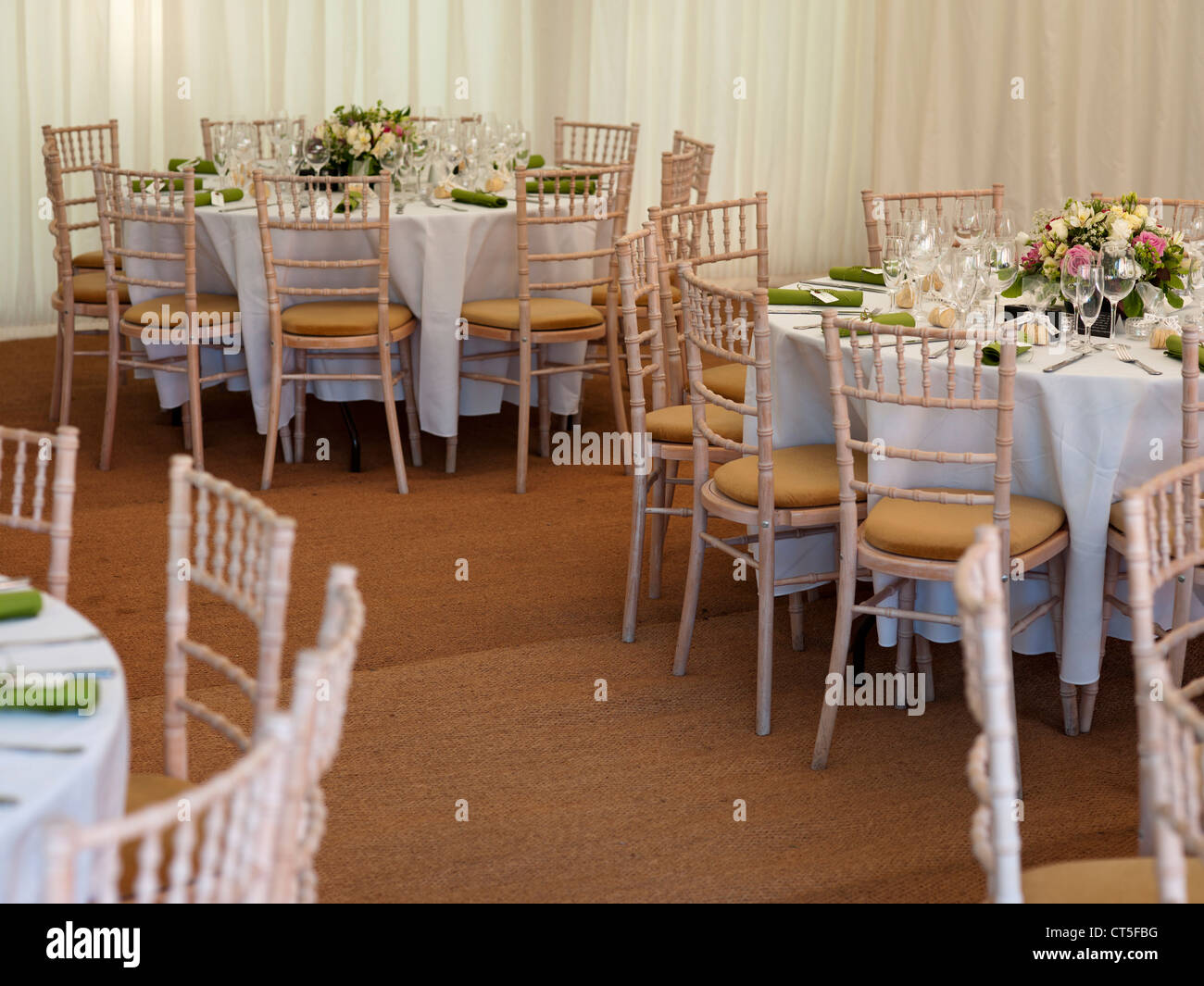 Mesas arregladas antes de que lleguen los invitados a la boda Foto de stock