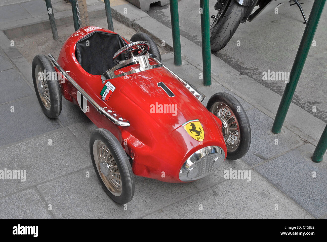 Ferrari F 1 toy en calle Madrid España Foto de stock
