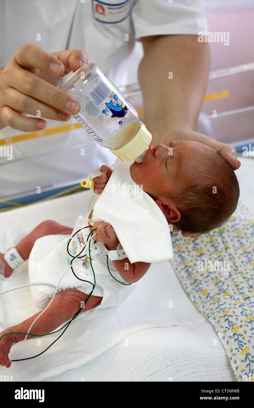 Bebé prematuro con biberón Fotografía de stock - Alamy