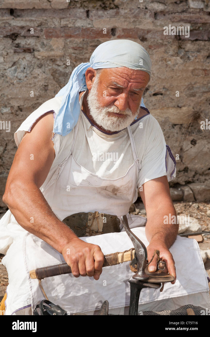 El actor que interpreta el papel de un zapatero romano, Éfeso, Turquía Foto de stock