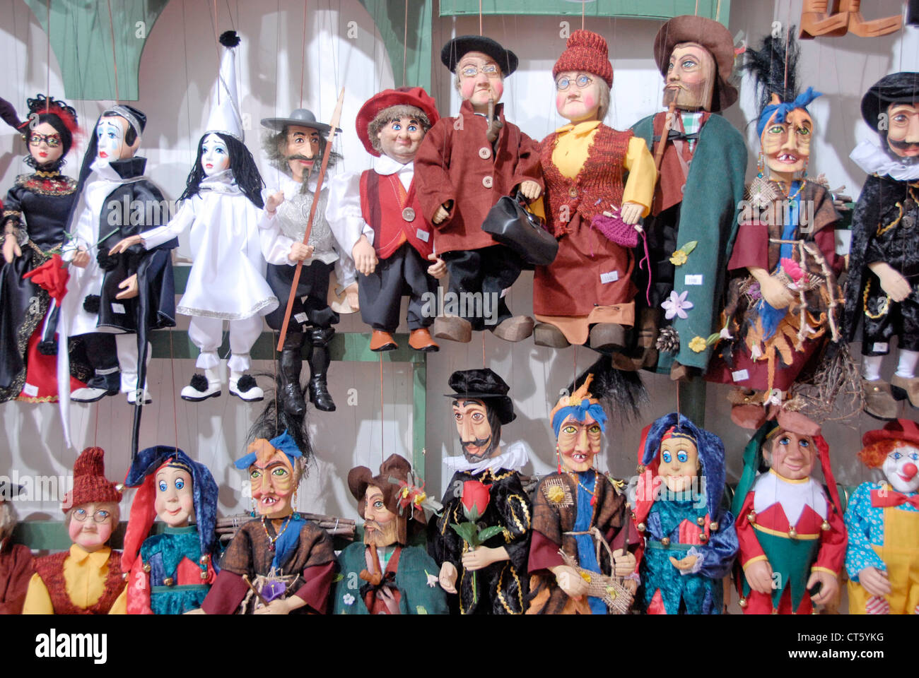papel viudo refugiados Tienda de marionetas o títeres en Praga, República Checa Fotografía de  stock - Alamy