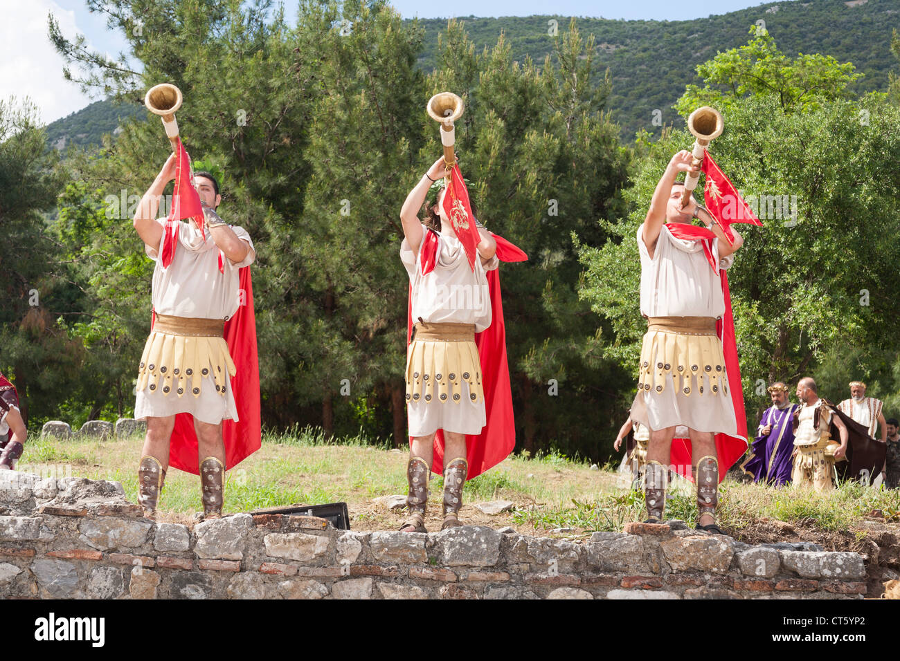 La reactualización trompetistas romano Caesar's llegada a Éfeso Éfeso, Turquía Foto de stock
