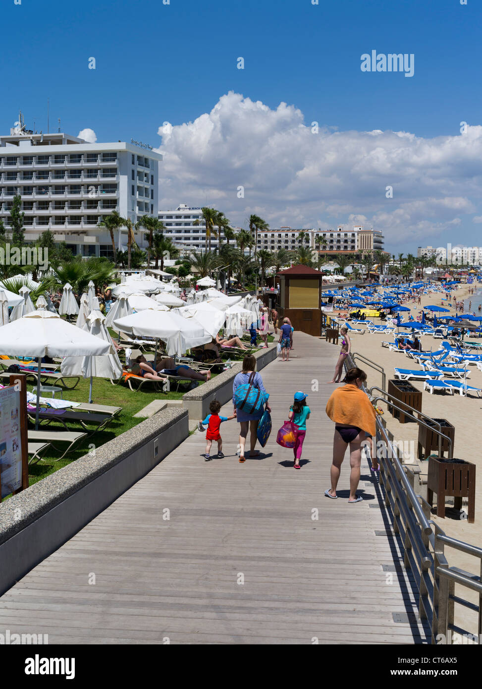 dh Fig Tree Bay PROTARAS CHIPRE Familia en paseo marítimo Playa de arena costa Hoteles vacaciones sol sol sol sol playas Foto de stock