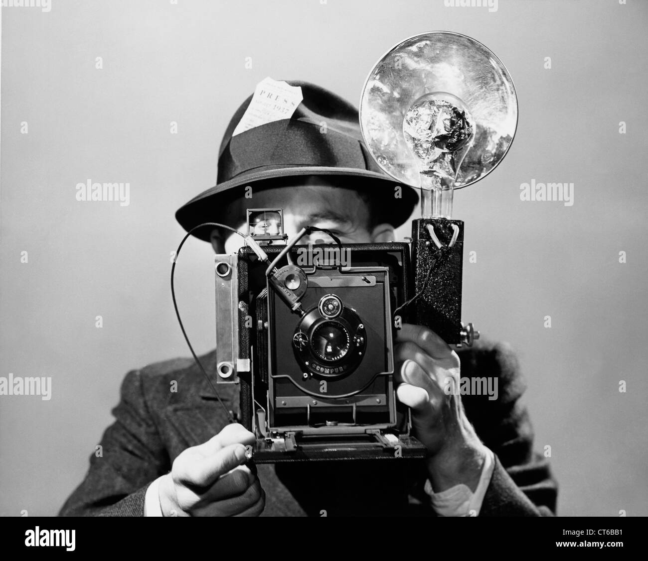 Fotógrafo periodístico con bombilla de flash de cámara vintage