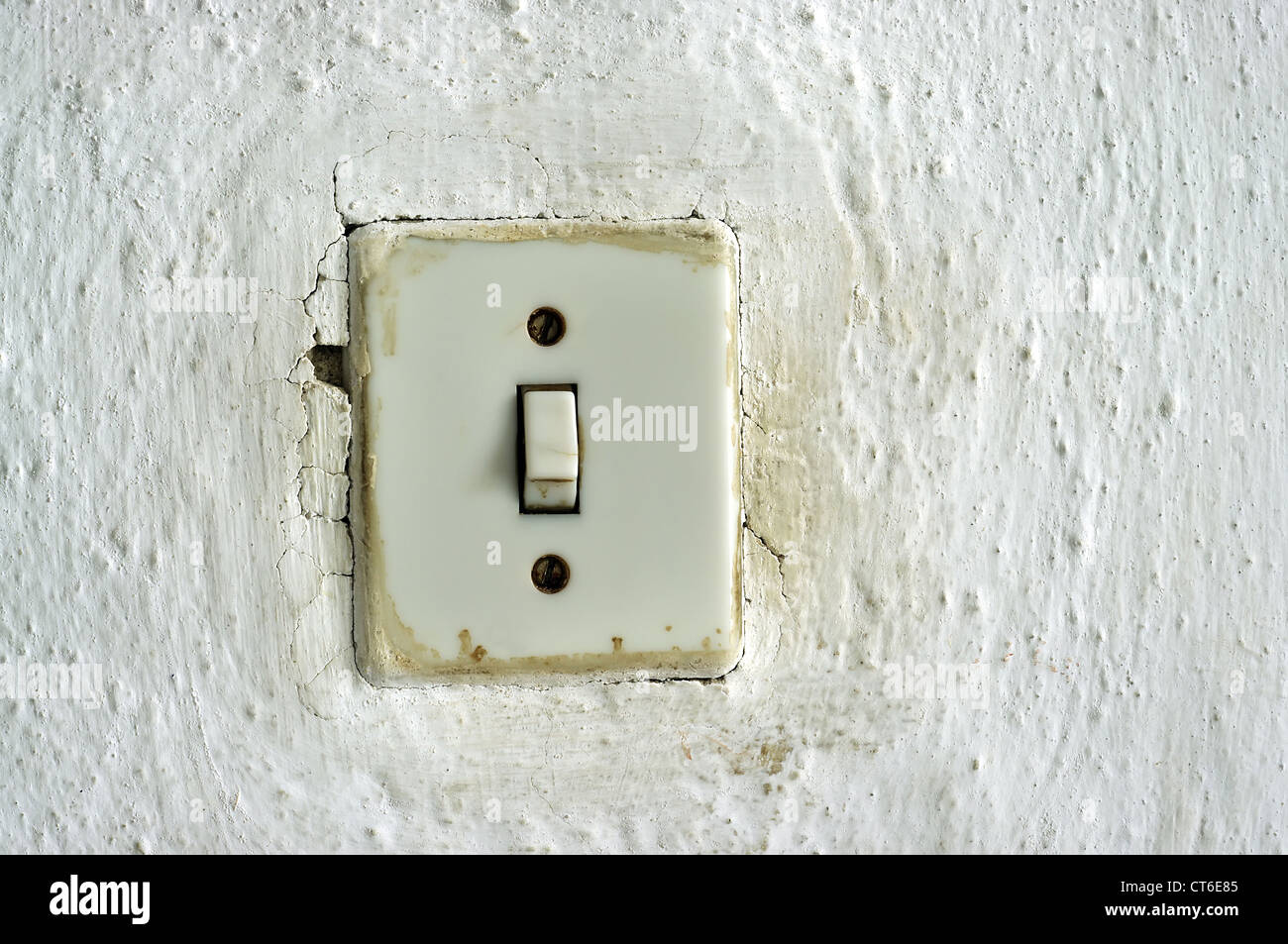 Interruptor de luz antigua tradicional en la pared Fotografía de stock -  Alamy