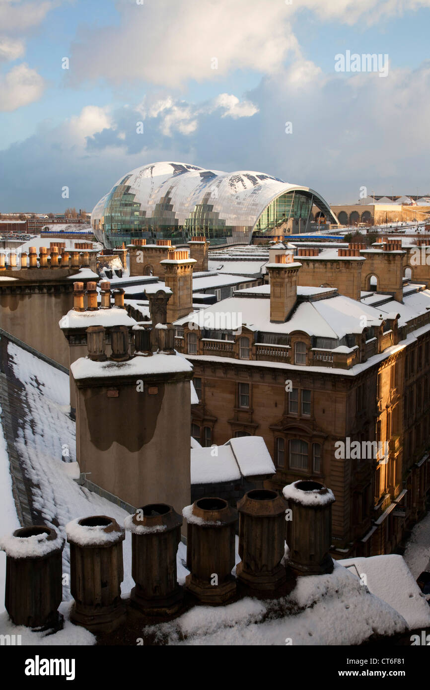 El Sage Gateshead cubiertos de nieve, visto desde el Puente Tyne Foto de stock