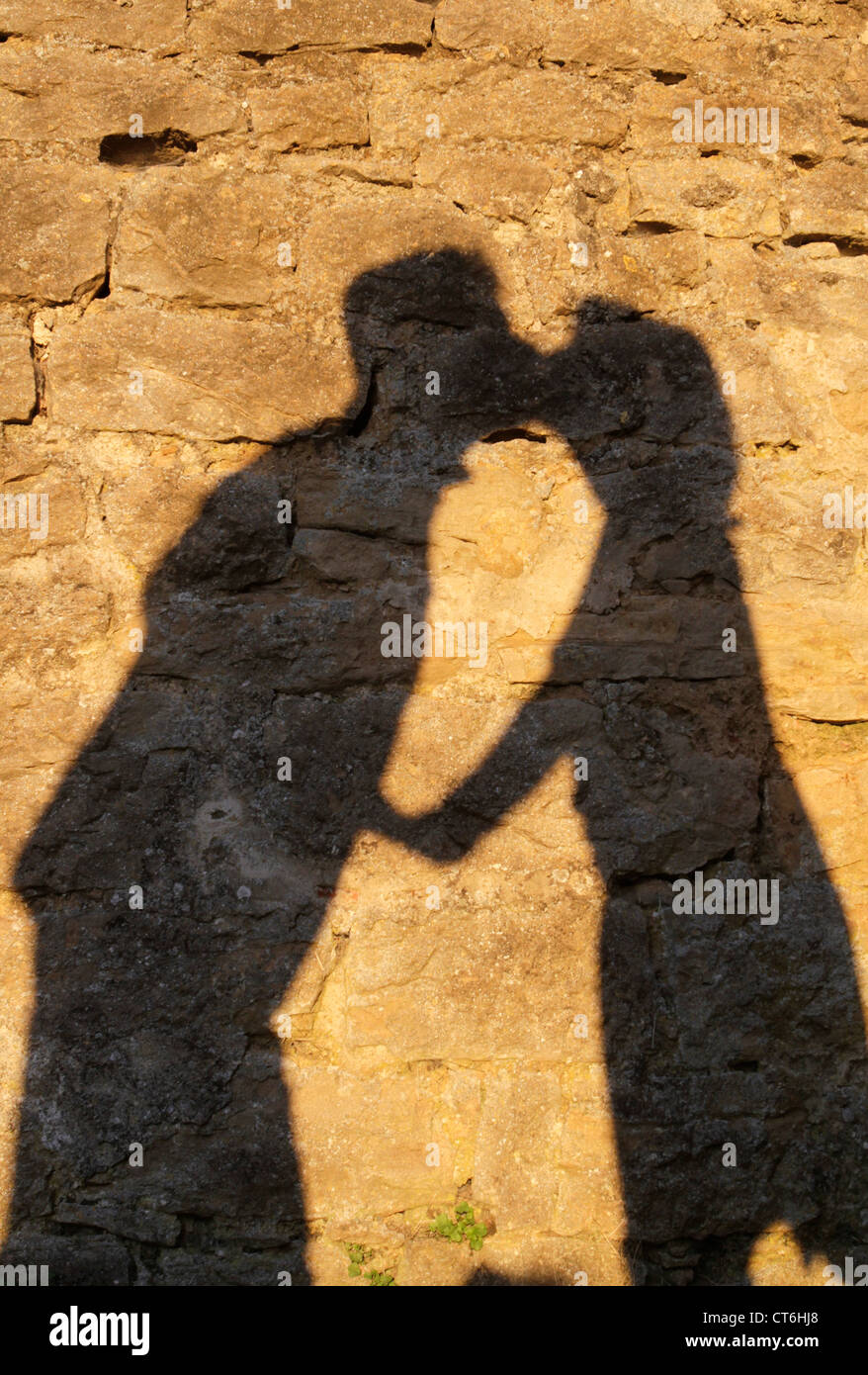 Besos pareja de sombras Fotografía de stock - Alamy