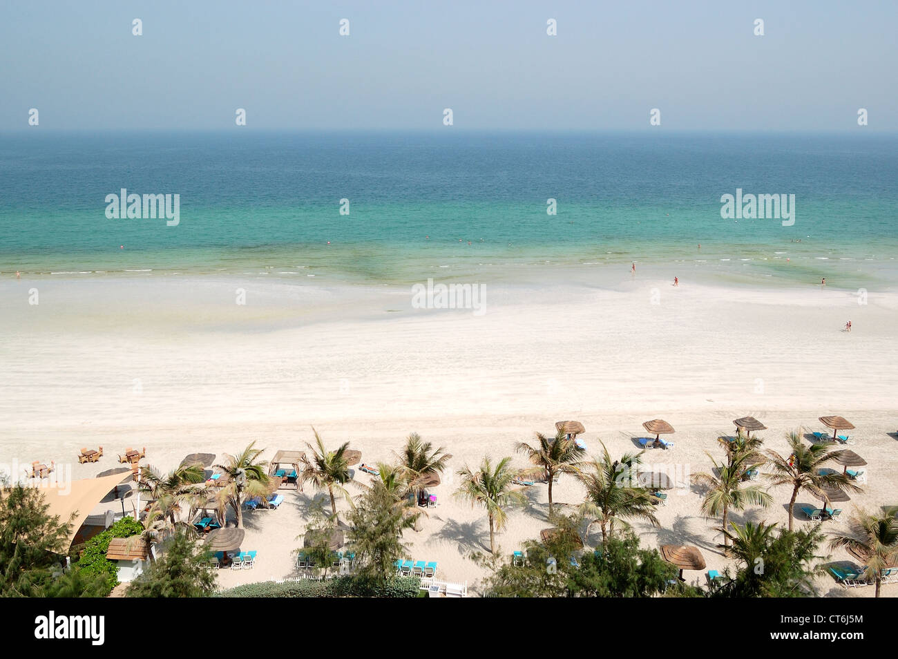 La playa y el agua color turquesa del hotel de lujo, Ajman, Emiratos Árabes Unidos Foto de stock