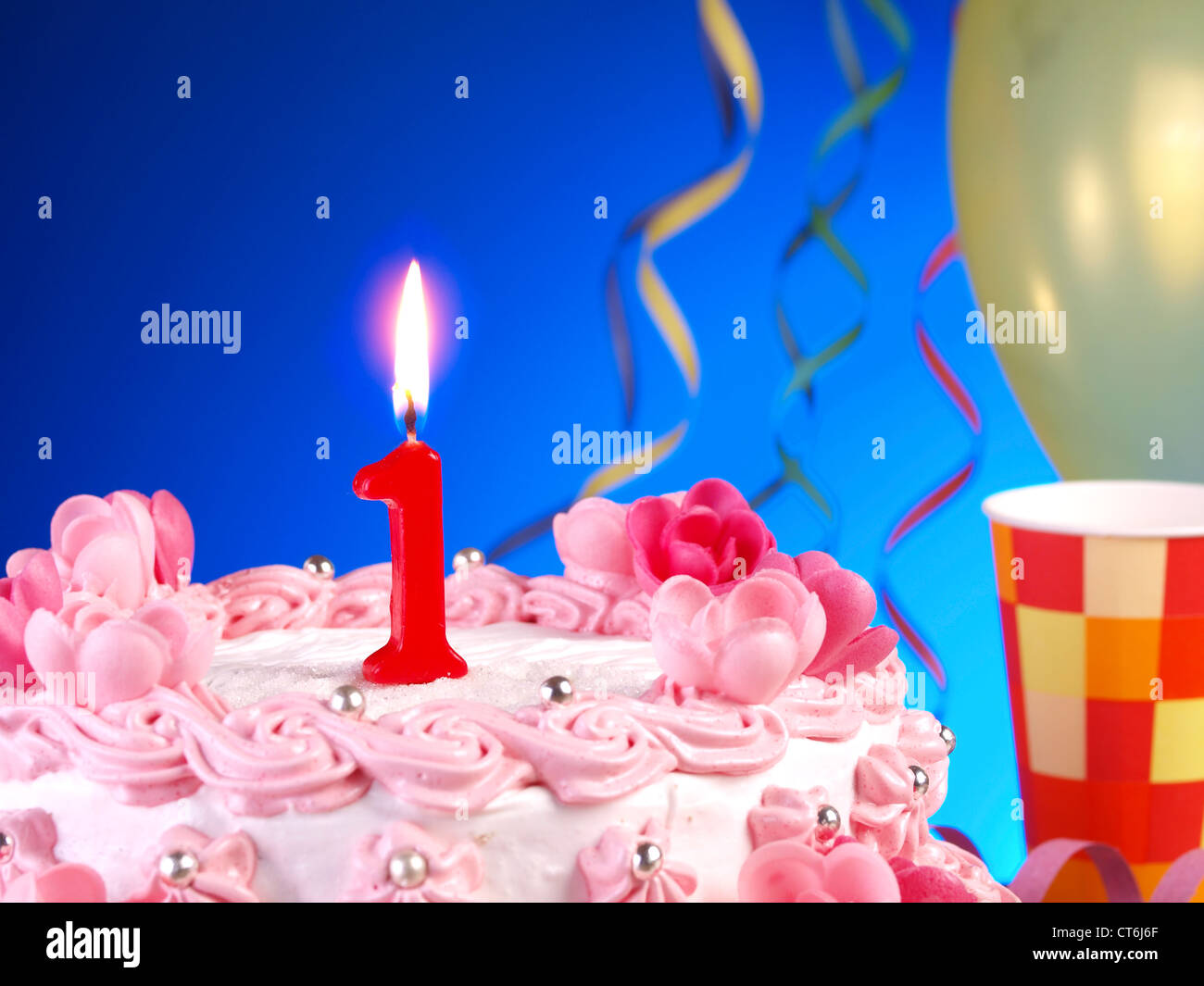 Vela número uno mostrando un año fiesta o celebración de cumpleaños  Fotografía de stock - Alamy