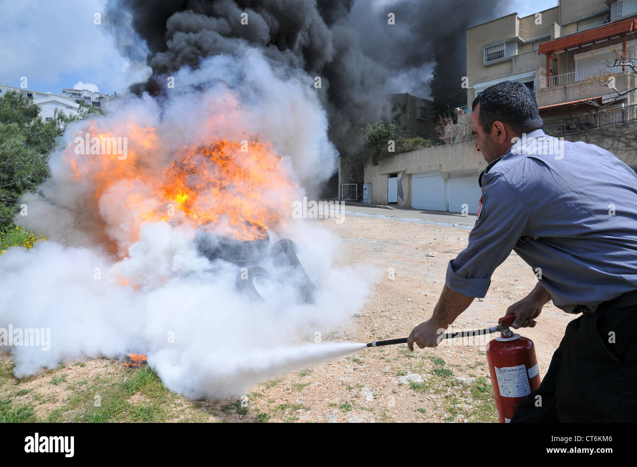 Bombero apaga un incendio de neumáticos como parte de un taladro contra  incendios Fotografía de stock - Alamy