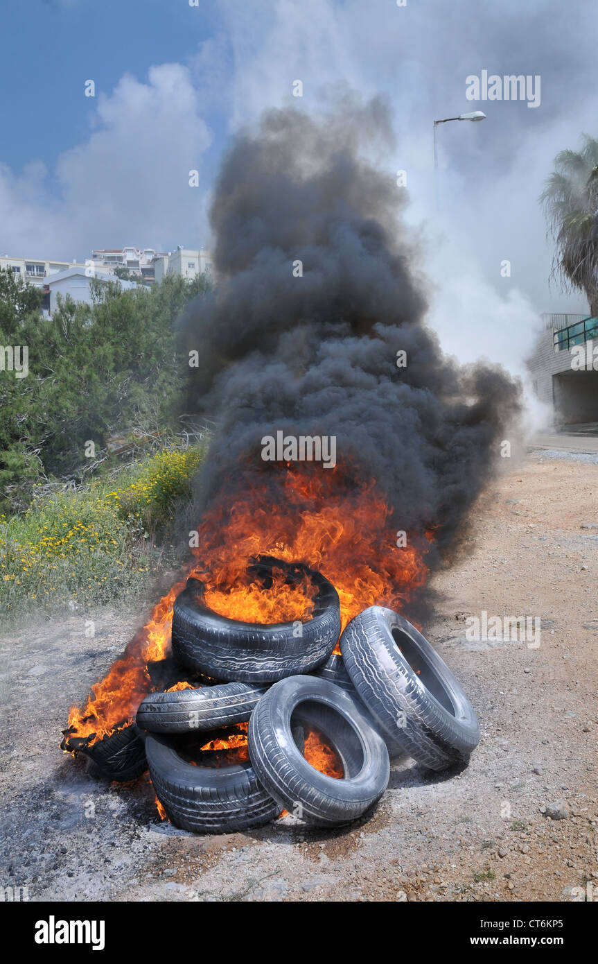 La quema de llantas. Los neumáticos son quemados como parte de una  manifestación para bloquear carreteras y llamar la atención a la protesta  Fotografía de stock - Alamy