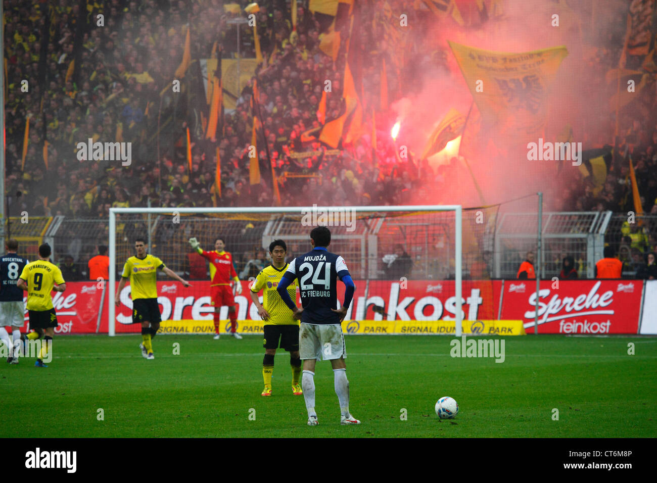 Deportes, fútbol, Bundesliga, 2011/2012, Borussia Dortmund vs. Freiburg 4:0, el estadio Signal Iduna Park en Dortmund, escenario del partido, los aficionados al fútbol, Rampage, motines, luces de bengala, cohetes, flare Foto de stock