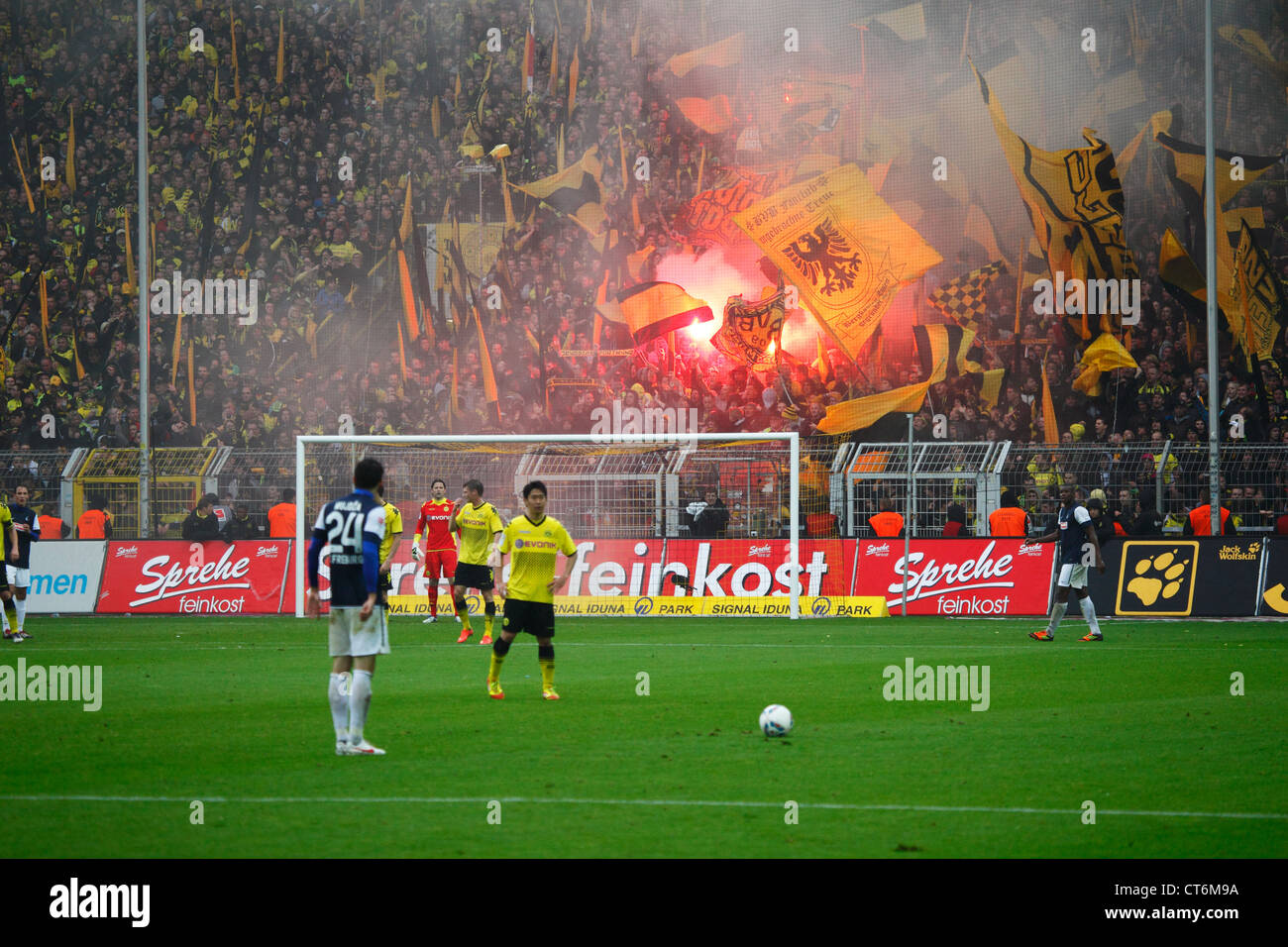 Deportes, fútbol, Bundesliga, 2011/2012, Borussia Dortmund vs. Freiburg 4:0, el estadio Signal Iduna Park en Dortmund, escenario del partido, los aficionados al fútbol, Rampage, motines, luces de bengala, cohetes, flare Foto de stock