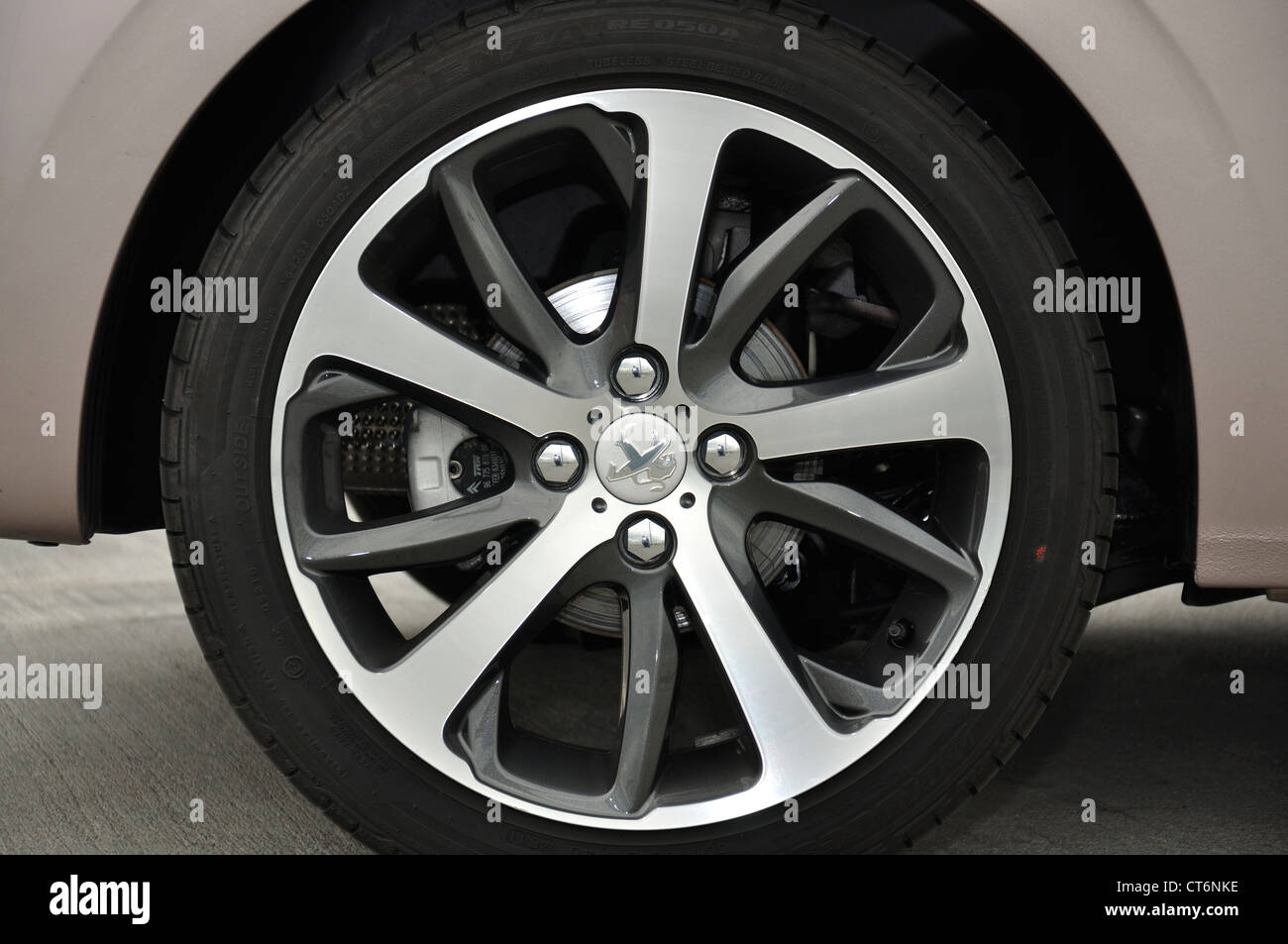Peugeot 208, coche rueda Foto de stock