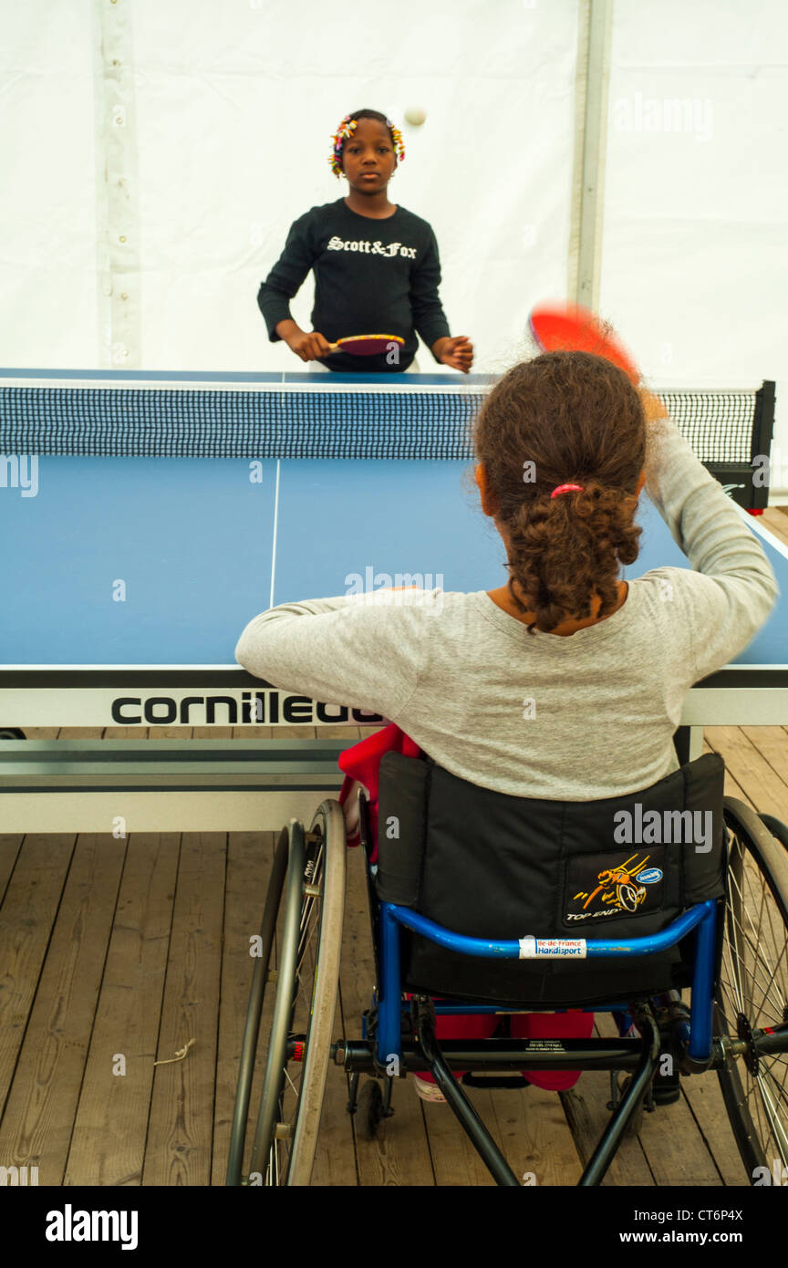 París, Francia - Francés los niños en la clase de gimnasia, tratando  equipamiento para discapacitados, jugando al tenis de mesa, Ping Pong, en  silla de ruedas, en 'Rencontres FED Handisport Fotografía de