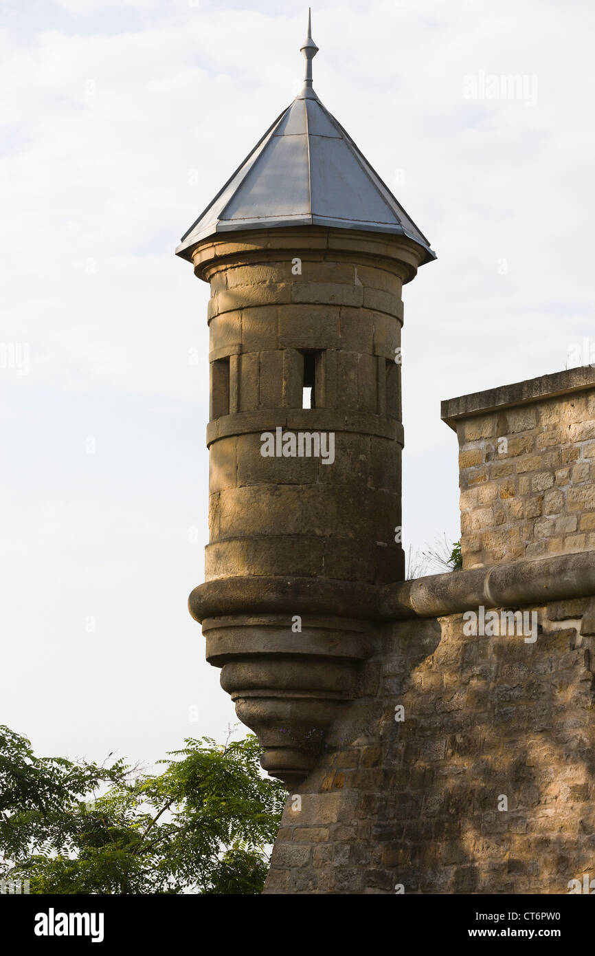 Español torre y murallas de la fortaleza Obergrünewald Kirchberg en el barrio de la ciudad de Luxemburgo. Foto de stock