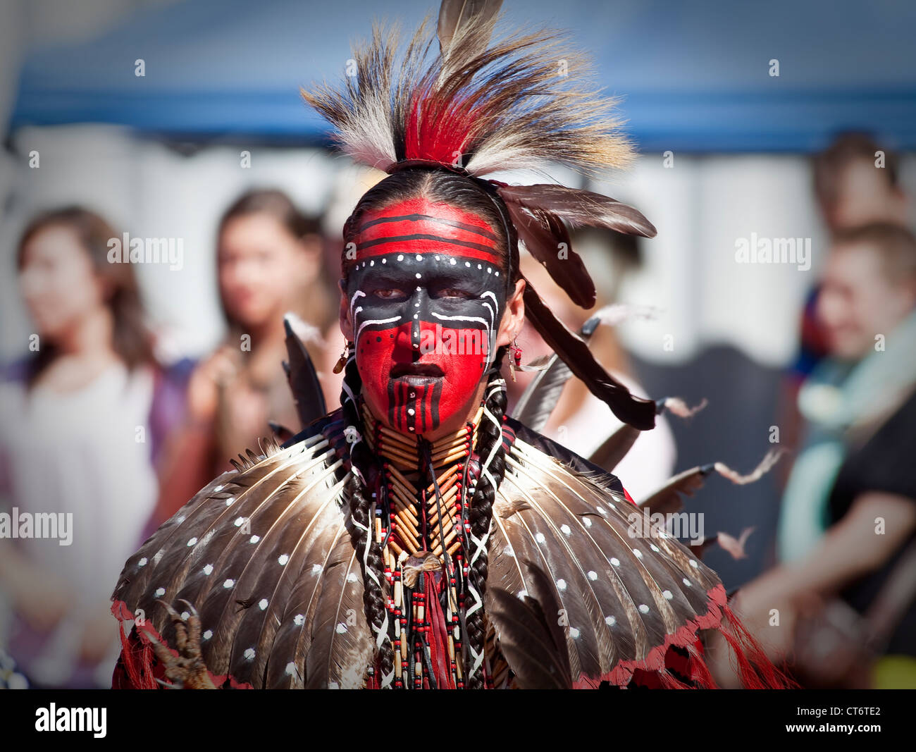 Gerry Hunter, un nativo de Lac-Simon Indian Reservation y vistiendo Algonquin vestidos tradicionales y pintura Foto de stock