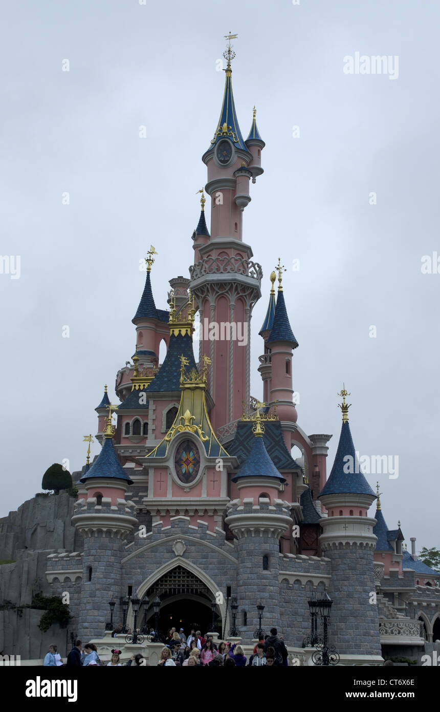 El Castillo de la Bella Durmiente en Disneyland Paris, Francia Foto de stock