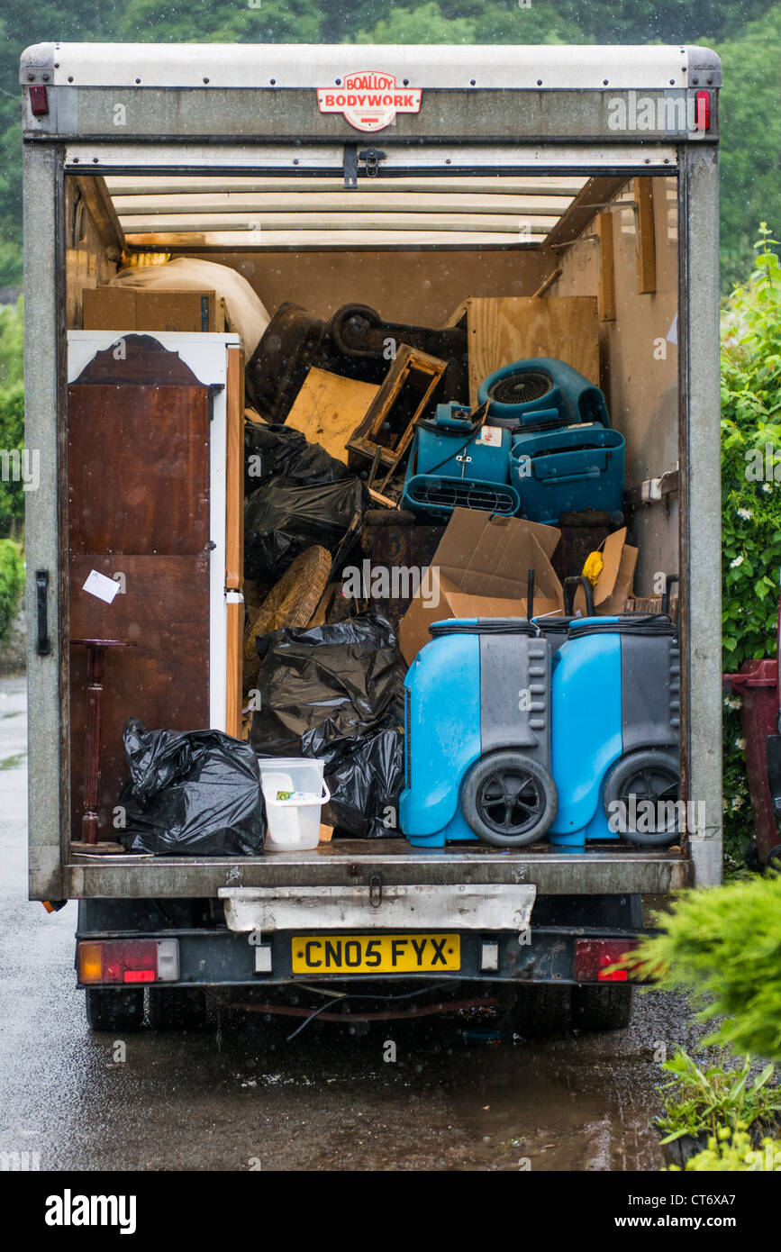Los residentes de Dol-y-Bont, Gales, Reino Unido limpiar el desorden dejado por las inundaciones una traer deshumidificadores para secar sus hogares Foto de stock