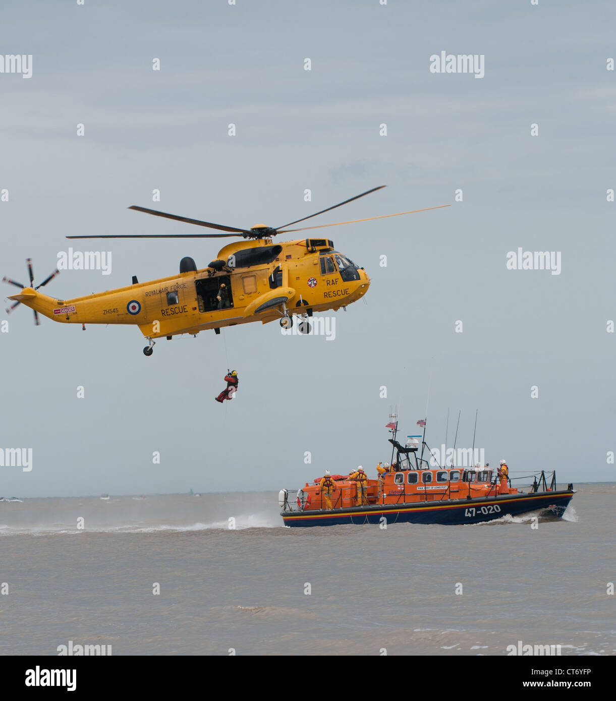 RAF SAR Sea King realizar un ejercicio de salvamento de off-shore con salvavidas RNLI clase Tyne en Lowestoft Airshow 2012 Foto de stock