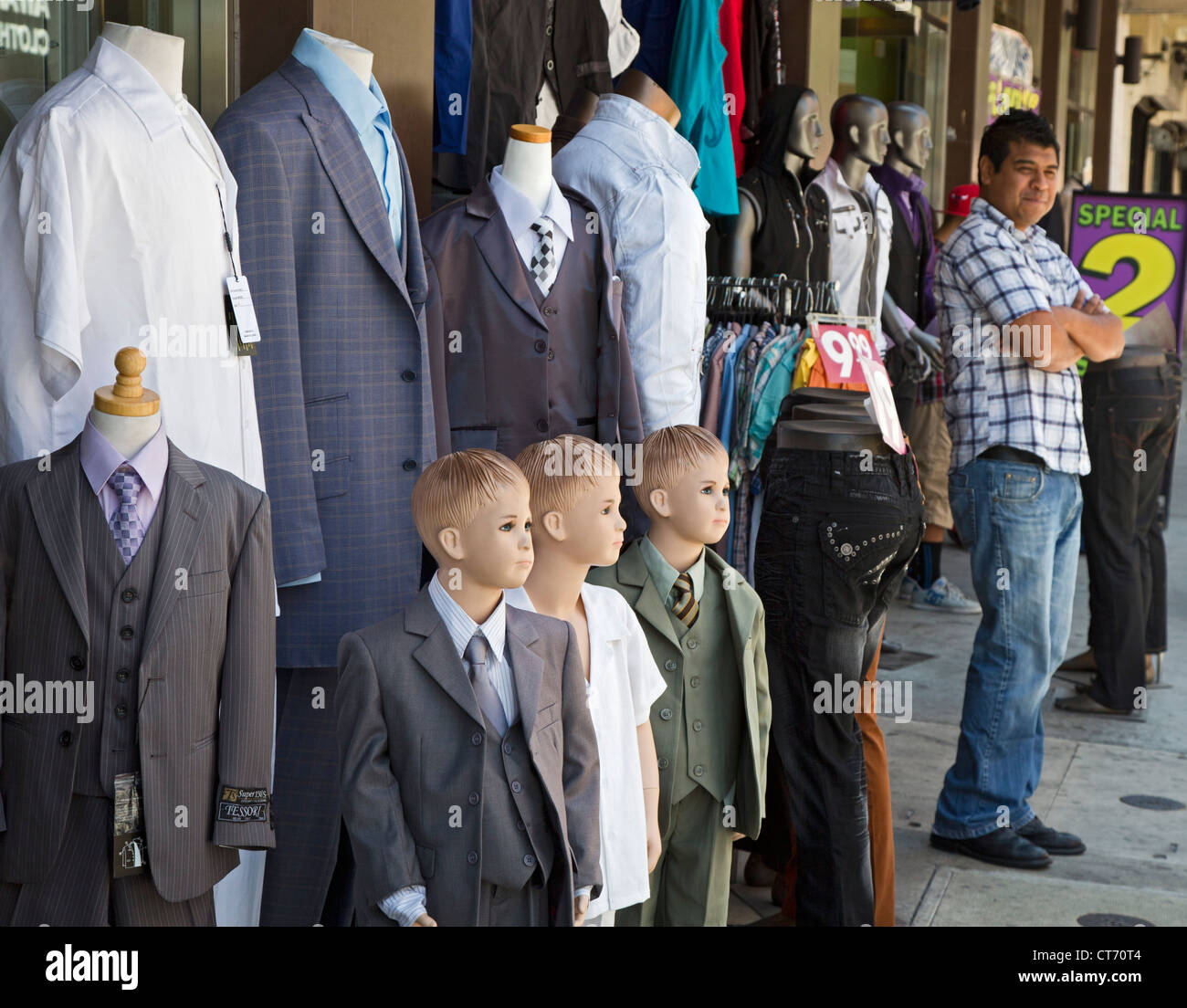 Los Angeles, California - Ropa y tela para la venta en la acera de tiendas  en el distrito de la moda Fotografía de stock - Alamy