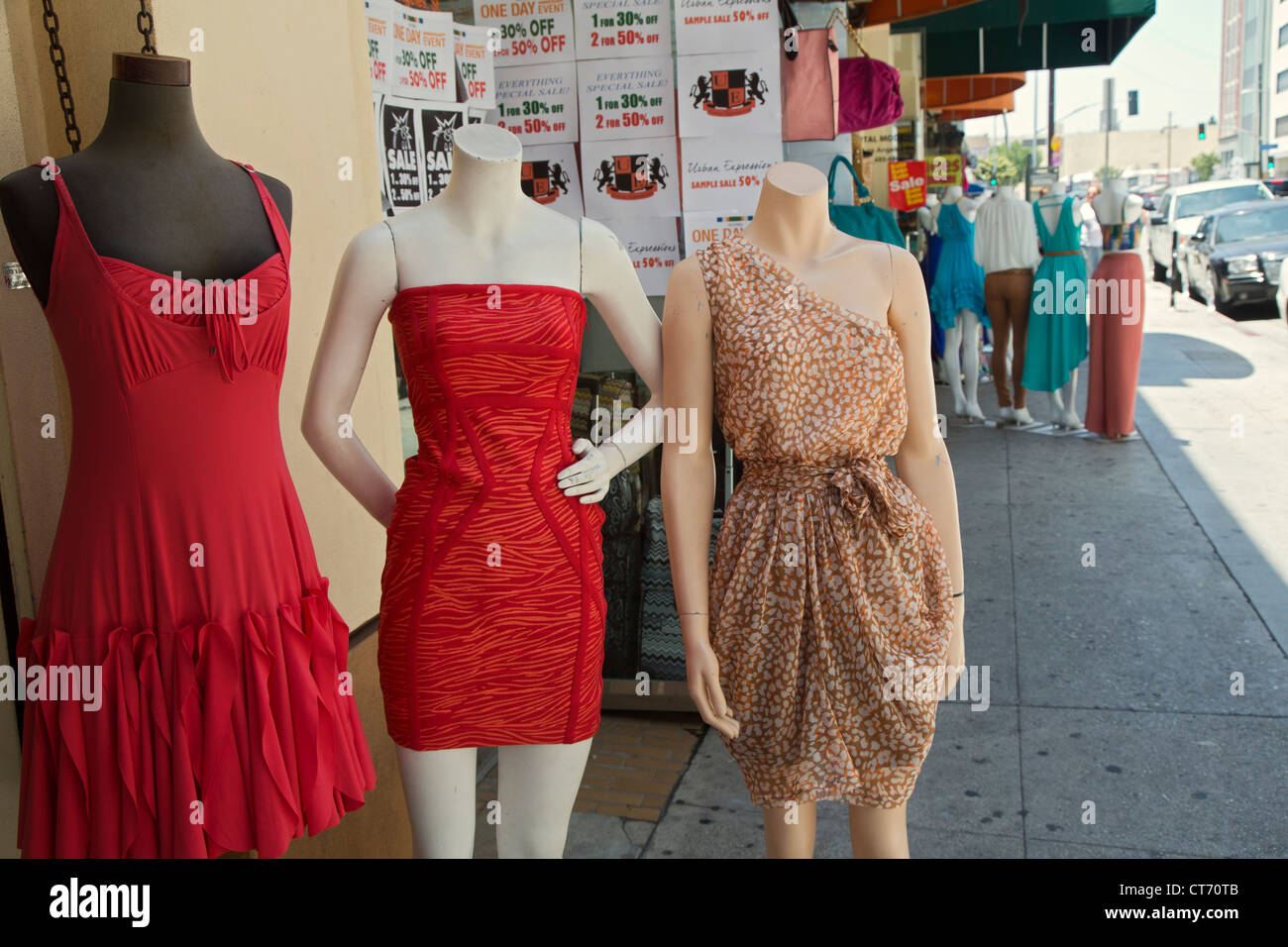Los Angeles, California - Ropa y tela para la venta en la acera de tiendas  en el distrito de la moda Fotografía de stock - Alamy