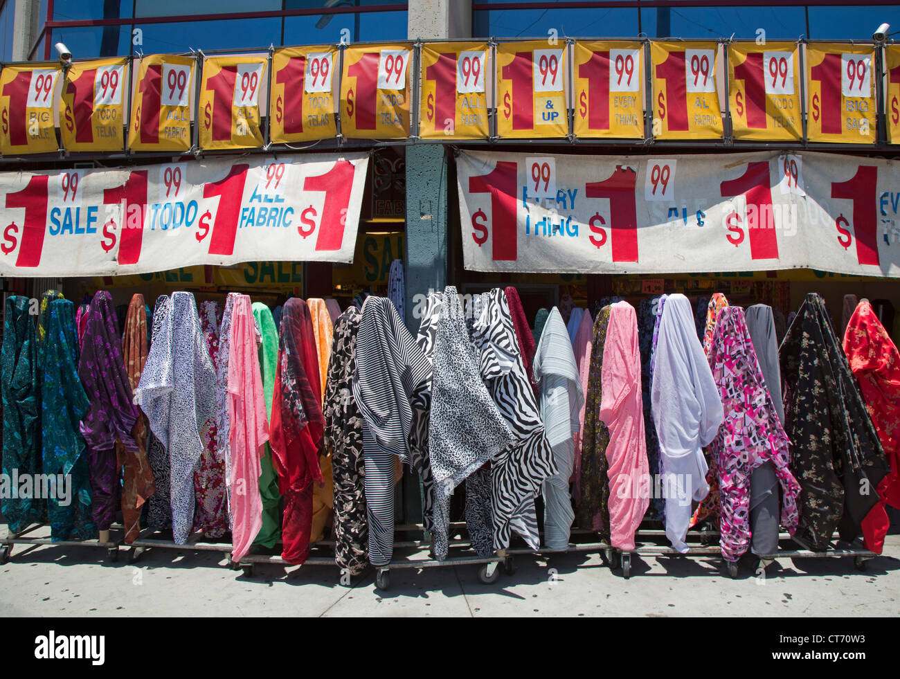 Los Angeles, California - El tejido para venta en la acera de tiendas en el  distrito de la moda Fotografía de stock - Alamy