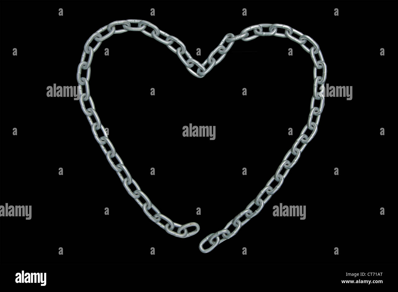En forma de corazón con cadena de eslabones desconectados (amor no correspondido), aislados en negro Foto de stock