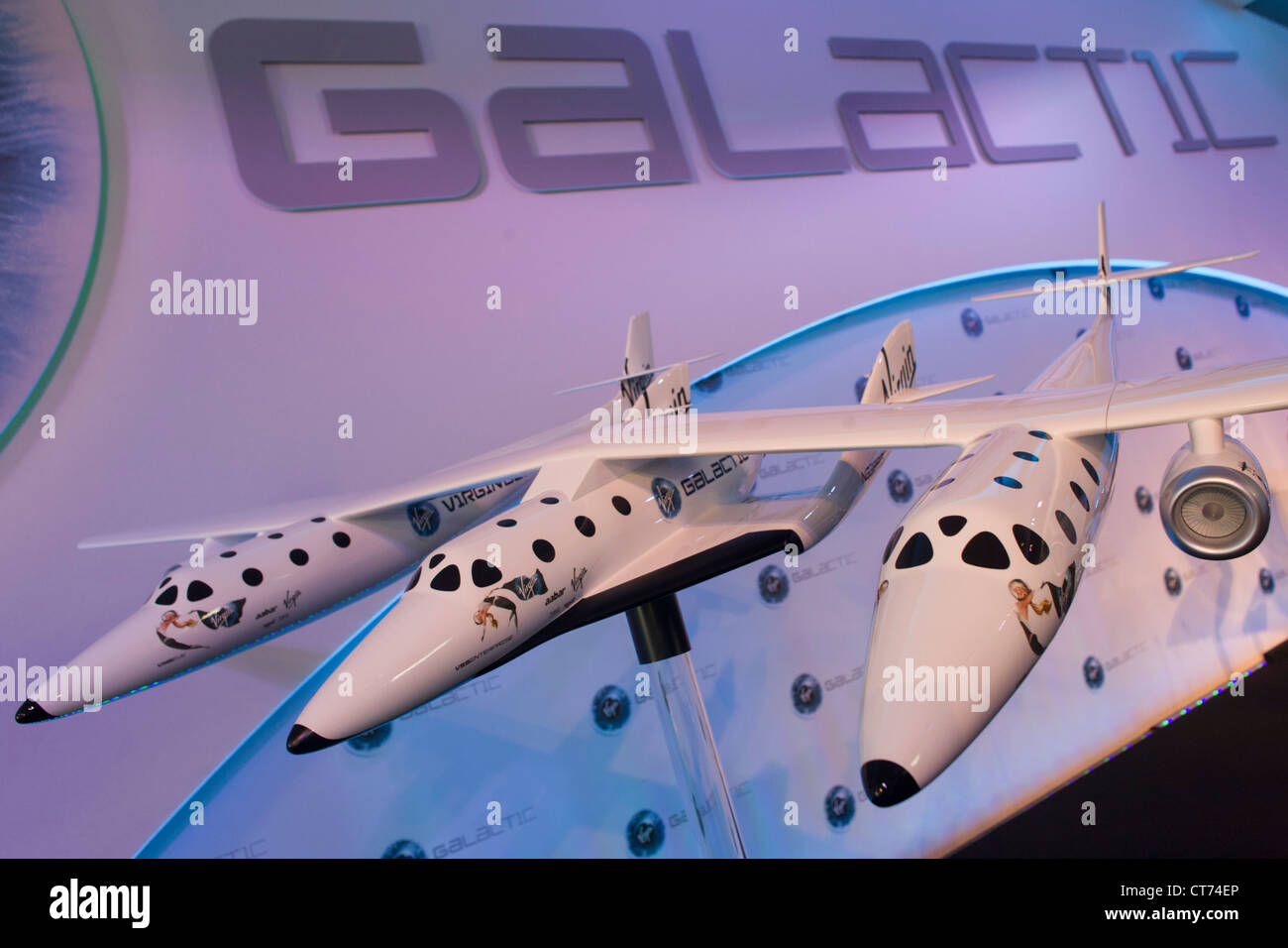 Maqueta de Virgin Galactic del vehículo espacial WhiteKnightTwo con SpaceShipTwo en oriente en AIR SHOW PR evento. Foto de stock