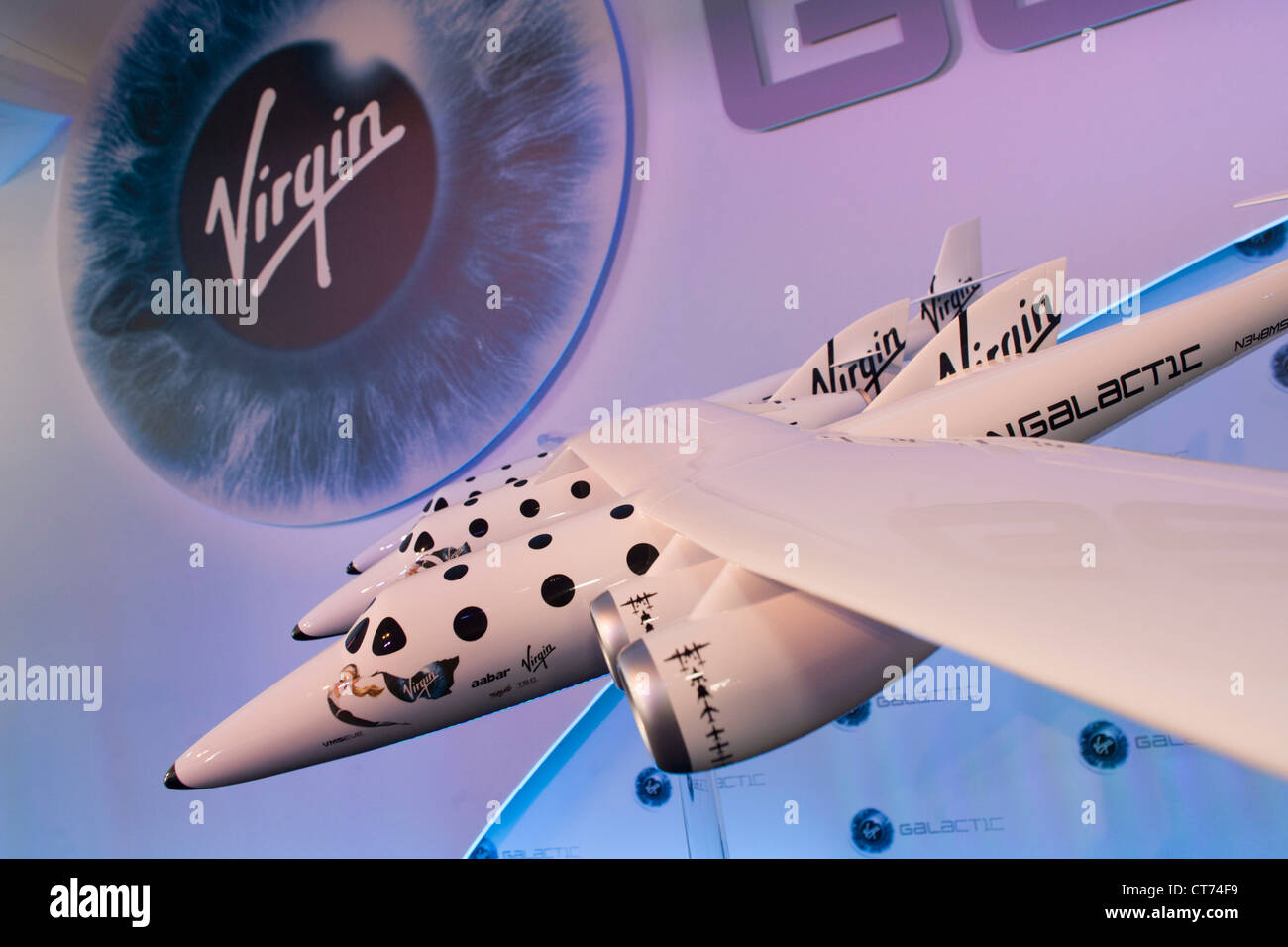 Maqueta de Virgin Galactic del vehículo espacial WhiteKnightTwo con SpaceShipTwo en oriente en AIR SHOW PR evento. Foto de stock