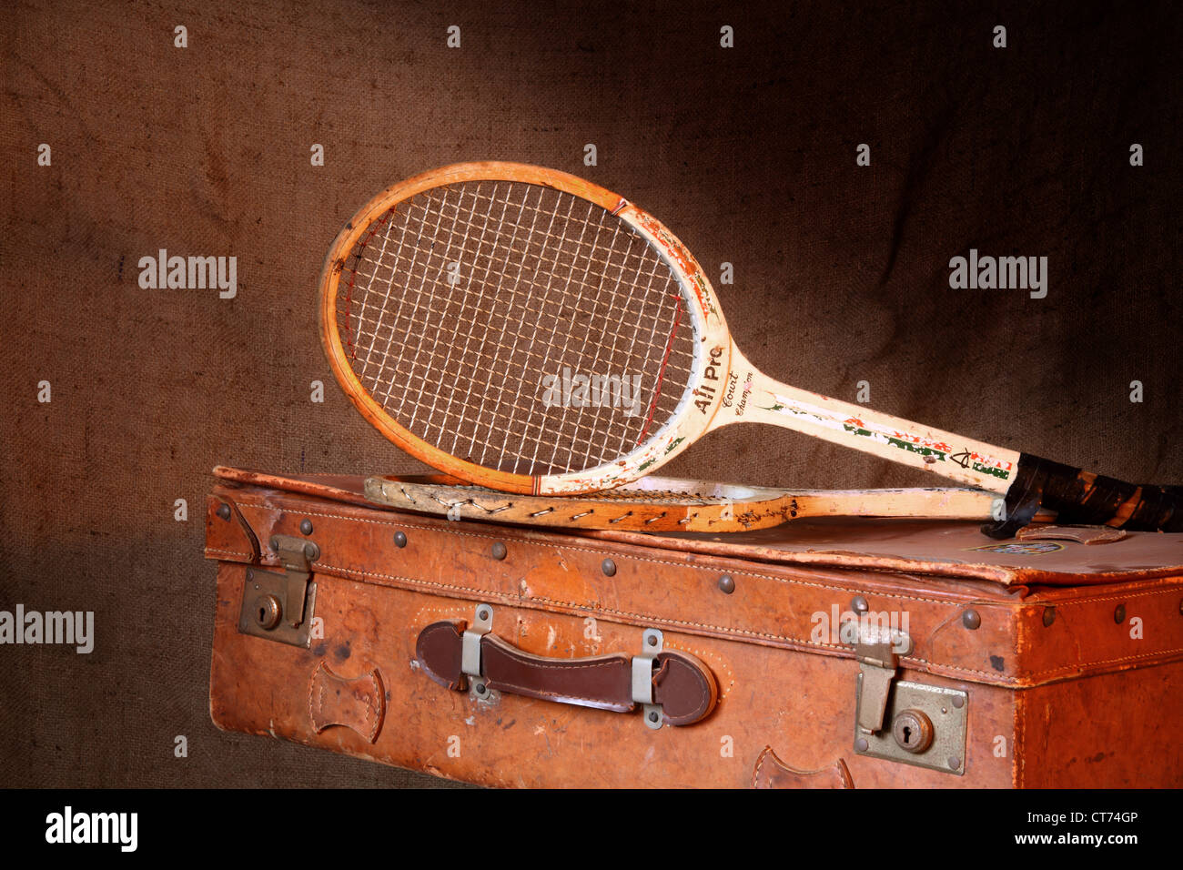 comentario Predecesor Miniatura Dos raquetas de tenis de madera antigua en la parte superior de una vieja  maleta de cuero Fotografía de stock - Alamy