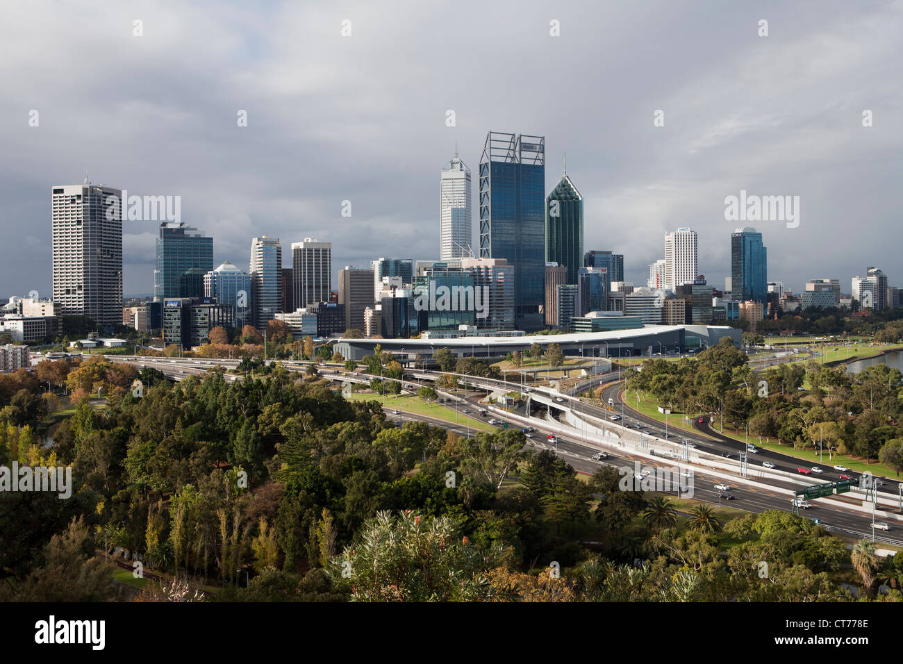 La ciudad de Perth y la icónica skyline visto desde Kings Park en el día, Perth, Australia Occidental. Foto de stock