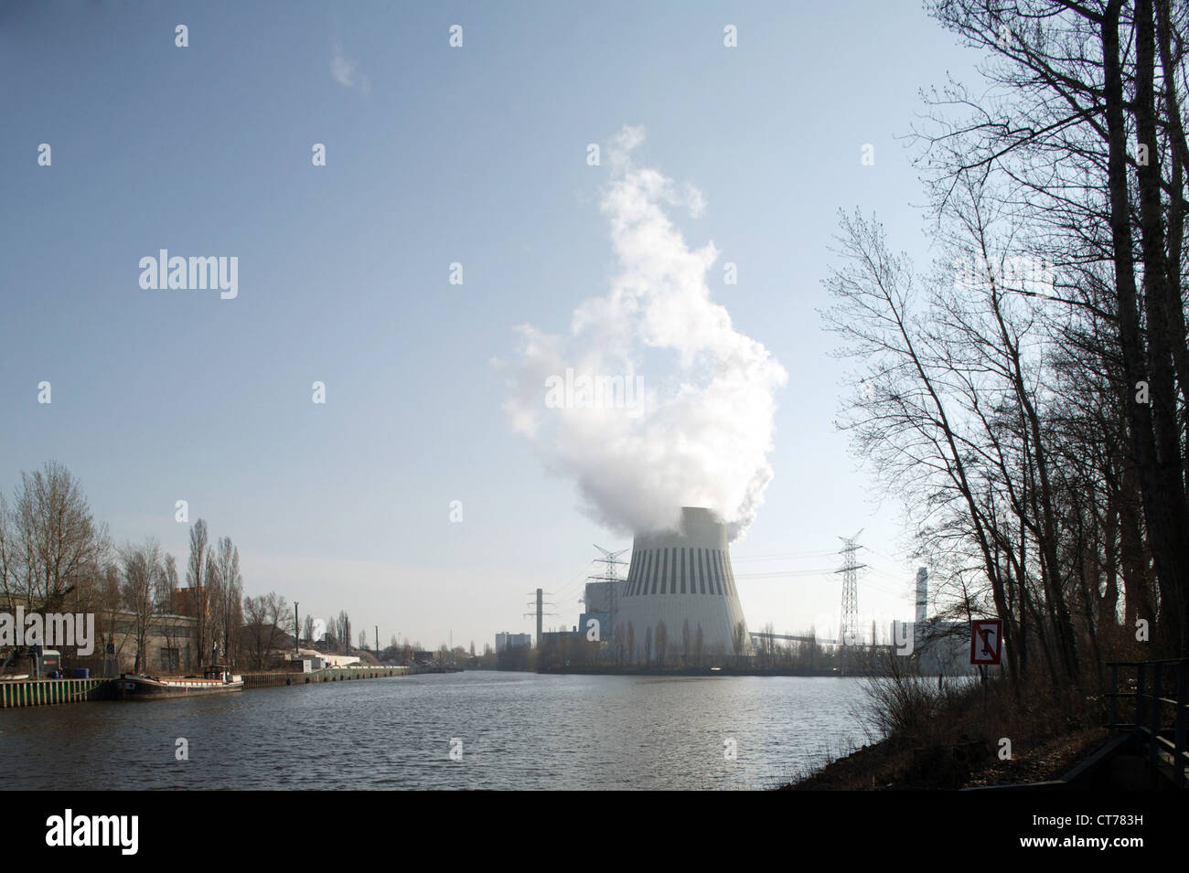 Berlín, la torre de refrigeración planta de energía Reuter West Foto de stock