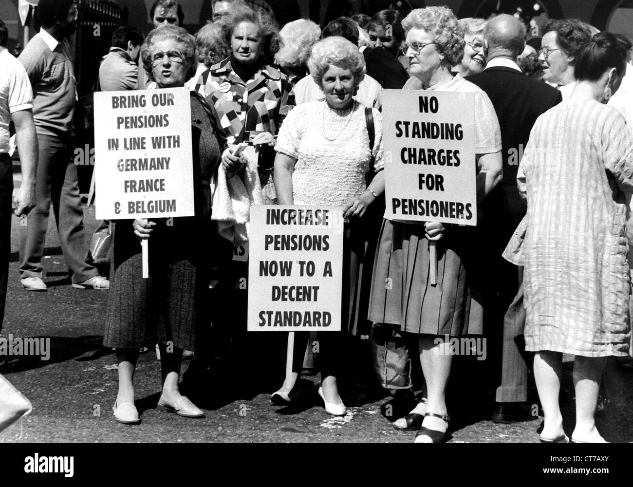 Los pensionistas femeninos de marzo a través de Brighton protestando por mayores pensiones en 1986 Foto de stock