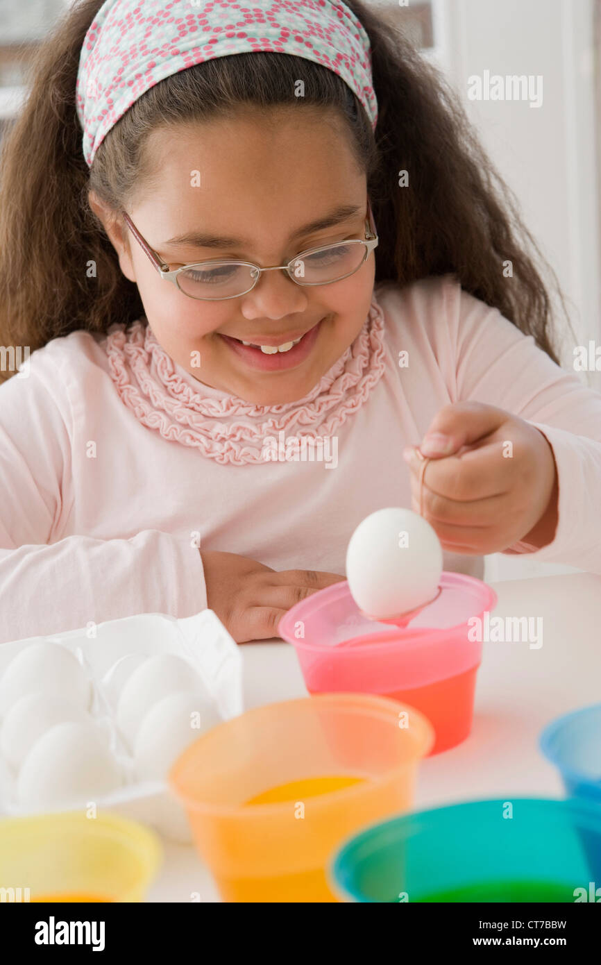Chica colorear un huevo de pascua Foto de stock
