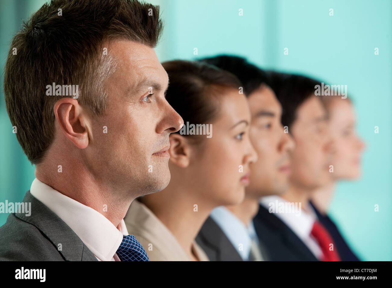 Varios empresarios racial en una línea vertical Foto de stock
