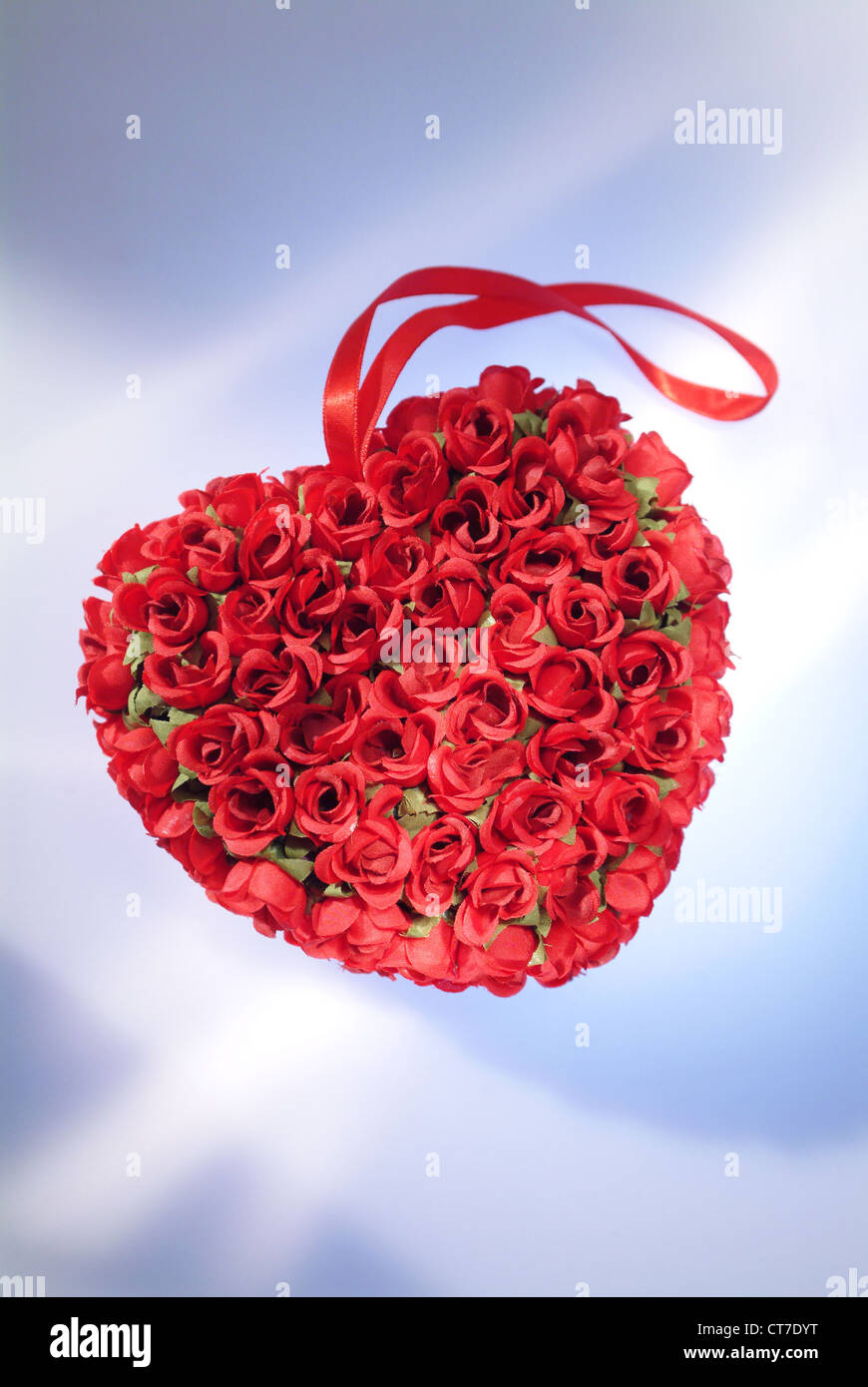 Forma de corazón hecha con pétalos de rosas rojas naturales concepto mínimo  de amor o día de la madre idea romántica